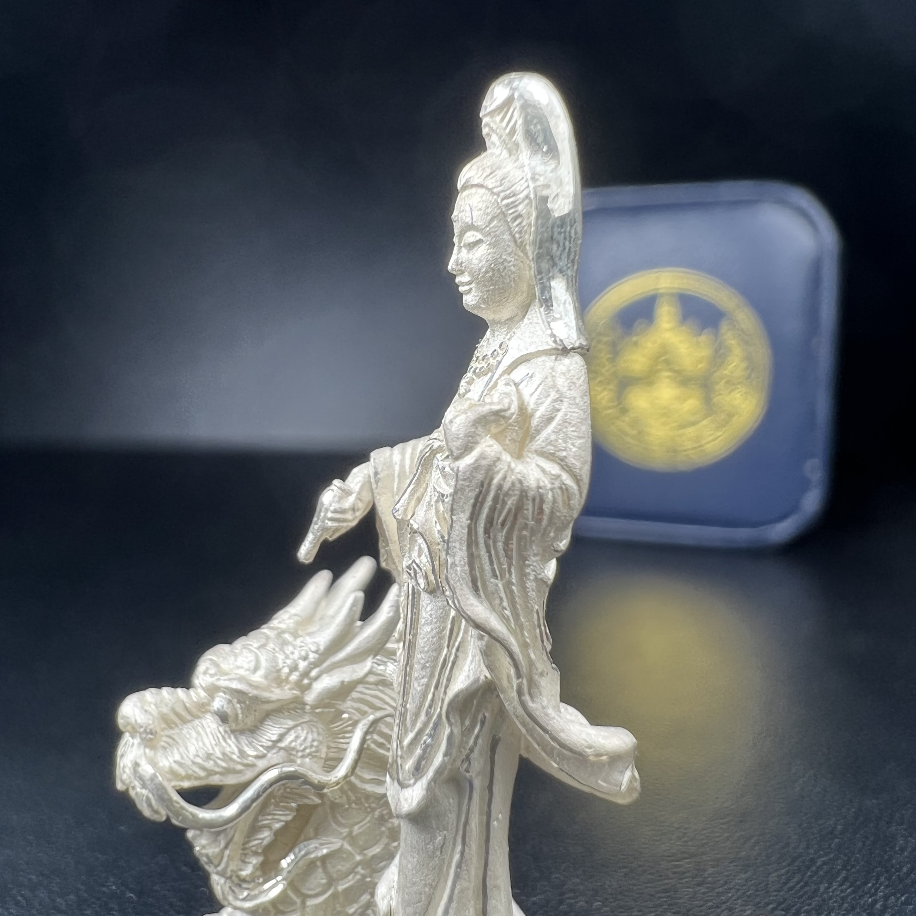 รูปหล่อลอยองค์พระโพธิสัตว์กวนอิม ทรงประทับมังกร จ.ระนอง เนื้อเงิน พิมพ์ใหญ่(สภาพผิว สวยงดงาม ทรงคุณค่า) เฉลิมฉลองในวโรกาสที่พระบาทสมเด็จพระเจ้าอยู่หัวทรงครองสิริราชสมบัติครบ 50 ปี จ.ระนอง พ.ศ.2539