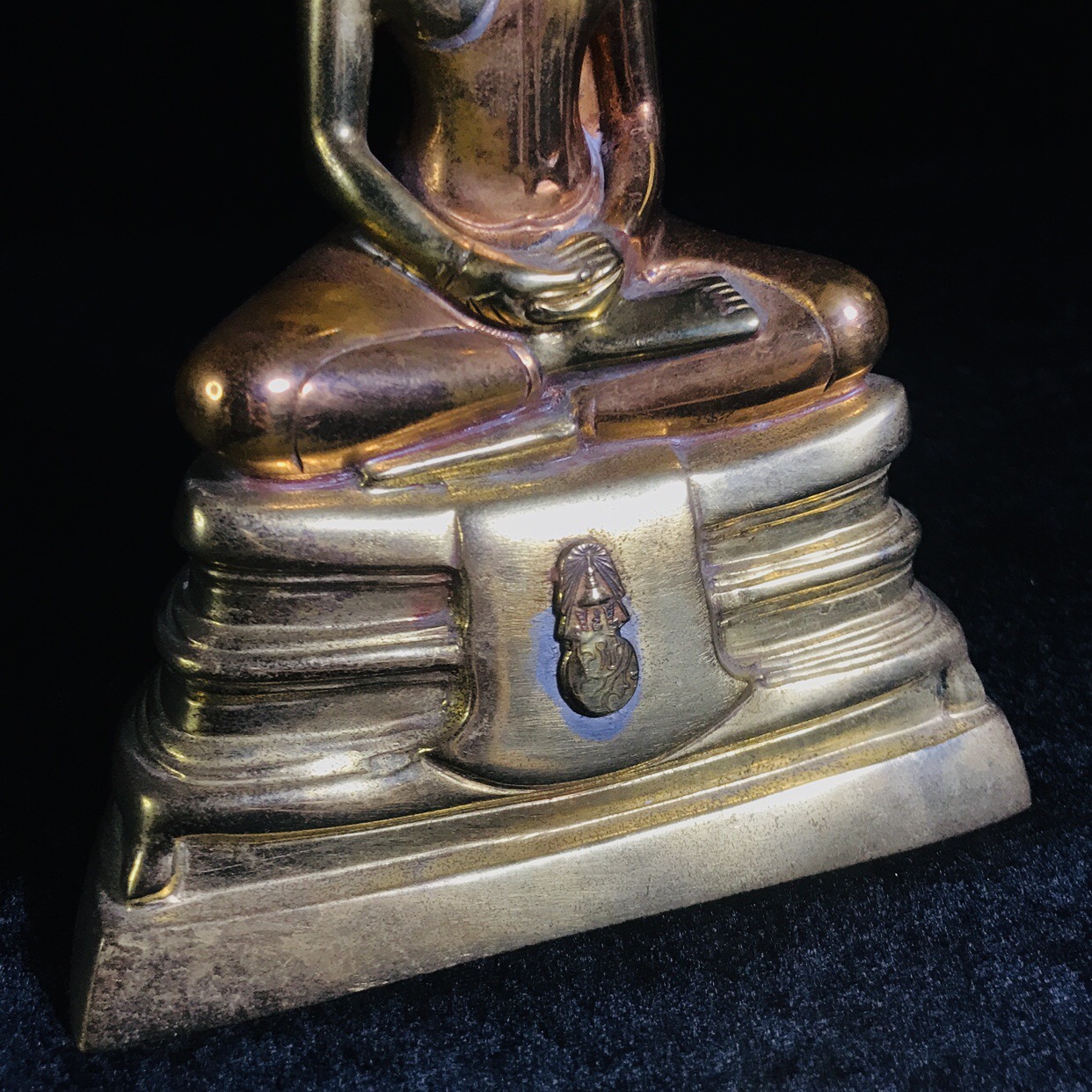 พระบูชาพระพุทธโสธร ภปร. รุ่นย้อนยุค ปี2539 กาญจนาภิเษกครองราชสมบัติครบ 50ปี หน้าตัก3นิ้ว เนื้อสามกษัตริย์ หมายเลข00718