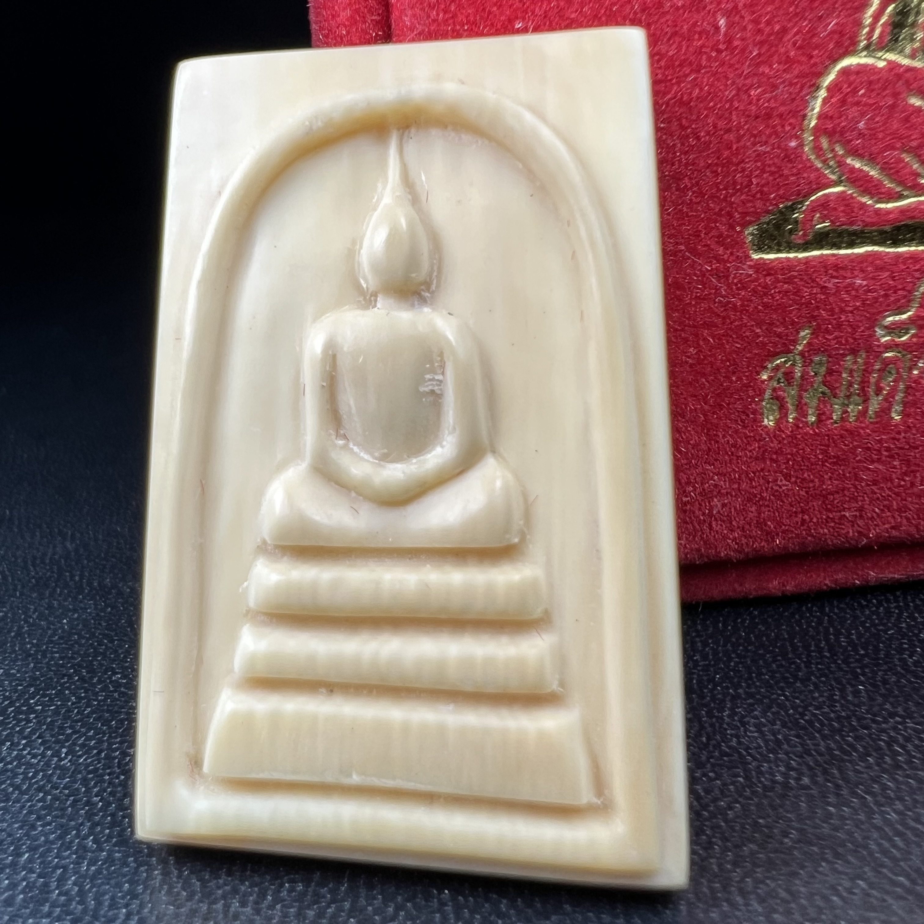 สมเด็จพระพุฒาจารย์ (โต พรหมรังสี) รุ่นคชสารหมื่นปี พ.ศ.2542 สมเด็จพิมพ์ใหญ่(หลังเรียบ) สภาพสวยสมบูรณ์กล่องบรรจุเดิมครบ หายาก