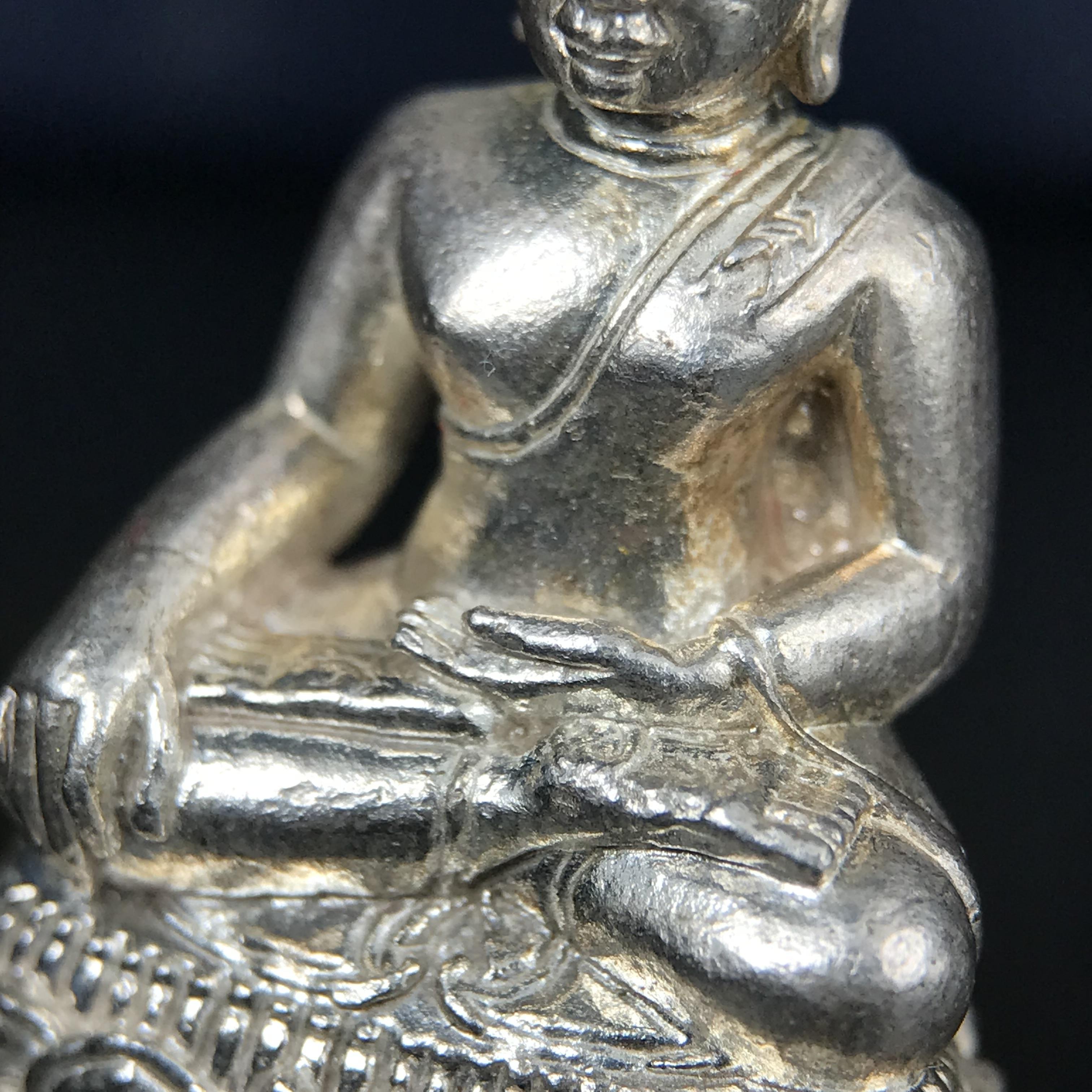 พระกริ่งพระพุทธนรสีห์ จปร.+ภปร. ครบรอบ 100 ปี ธนาคารไทยพาณิชย์ ปี 2550 พระกริ่งเนื้อเงิน(หายาก)(พุทธศิลป์งดงาม)ด้านหน้าฐานประดับด้วยตราสัญลักษณ์ "จปร" และ "ภปร" (องค์เนื้อเงินสร้างน้อย พบเจอน้อยหายาก)1 ใน 2500 องค์