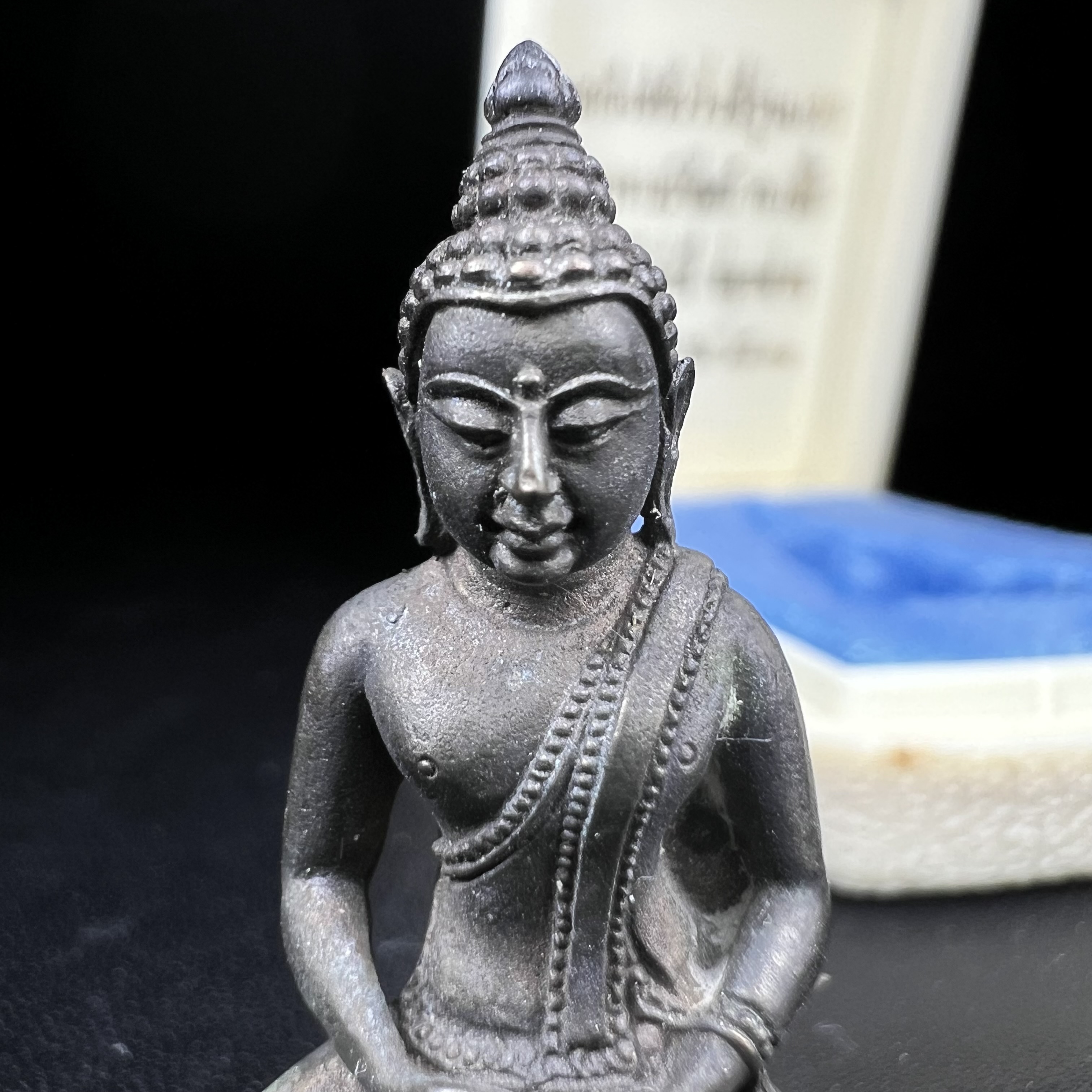 พระกริ่งพิชัยรังสี รุ่นแรก วัดป่าชัยรังสี จ.สมุทรสาคร ปี 2531 เนื้อนวโลหะ ออกแบบโดยนายช่างเกษม มงคลเจริญ ช่างมือหนึ่งแห่งยุค ปลุกเสกโดยพระเกจิอาจารย์ที่มีชื่อเสียงในยุคนั้นมาร่วมพิธีกันหลายรูป พุทธศิลป์ออกแบบได้สวยงดงาม พร้อมกล่องบรรจุเดิมครบ