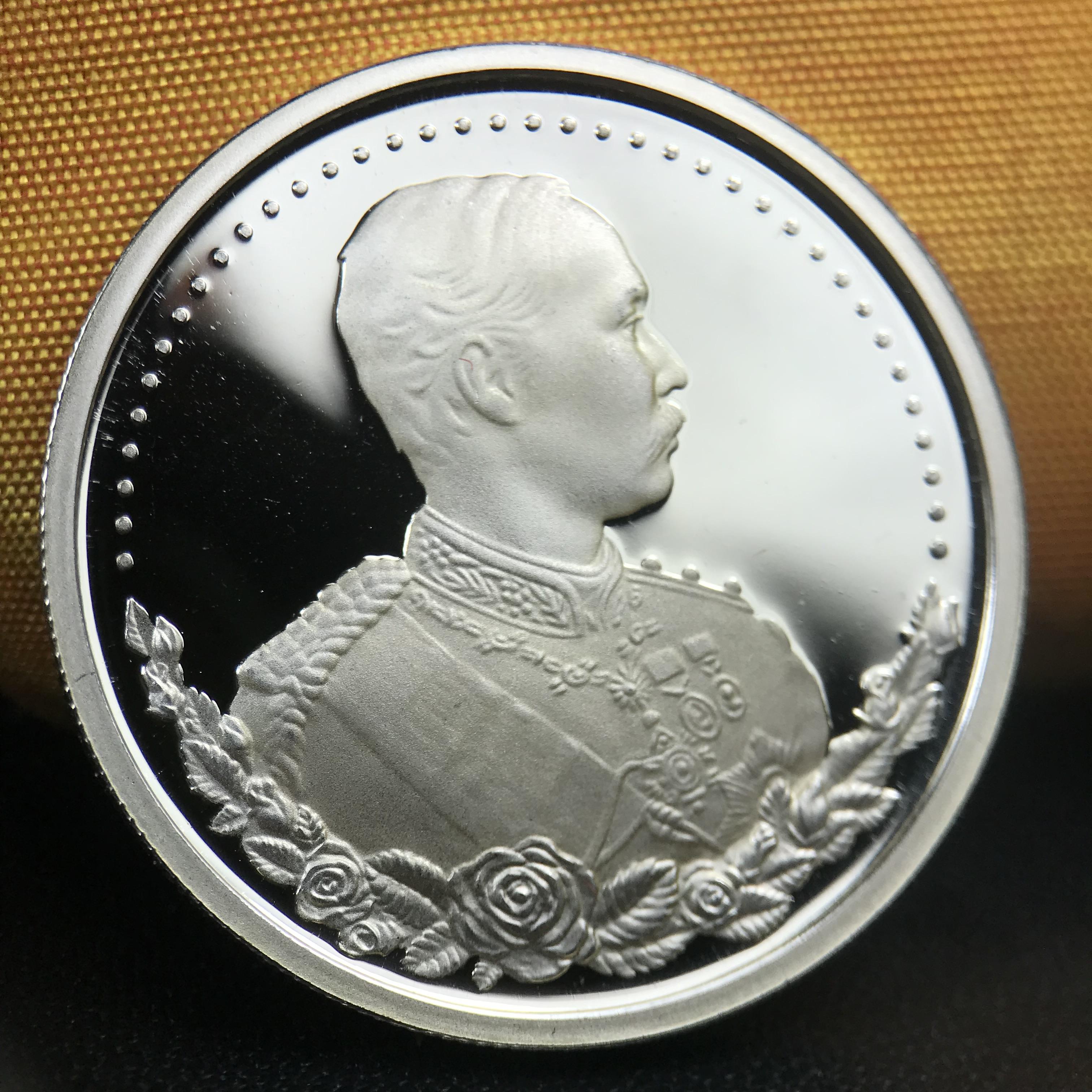 เหรียญรัชกาลที่ 5 หลัง 12 นักษัตริย์ รุ่นมหาลาภ ปี 2539 เนื้อเงินขัดเงา บล็อกนอก(เพิร์ธ)ออสเตรเรีย ขนาด 3.2 ซ.ม. กล่องบรรจุเดิมครบสมบูรณ์สวยงาม พิธีพุทธาภิเษก ณ.พระอุโบสถ วัดพระแก้ว สมเด็จพระญาณสังวร สมเด็จพระสังฆราช เป็นประธานพิธี