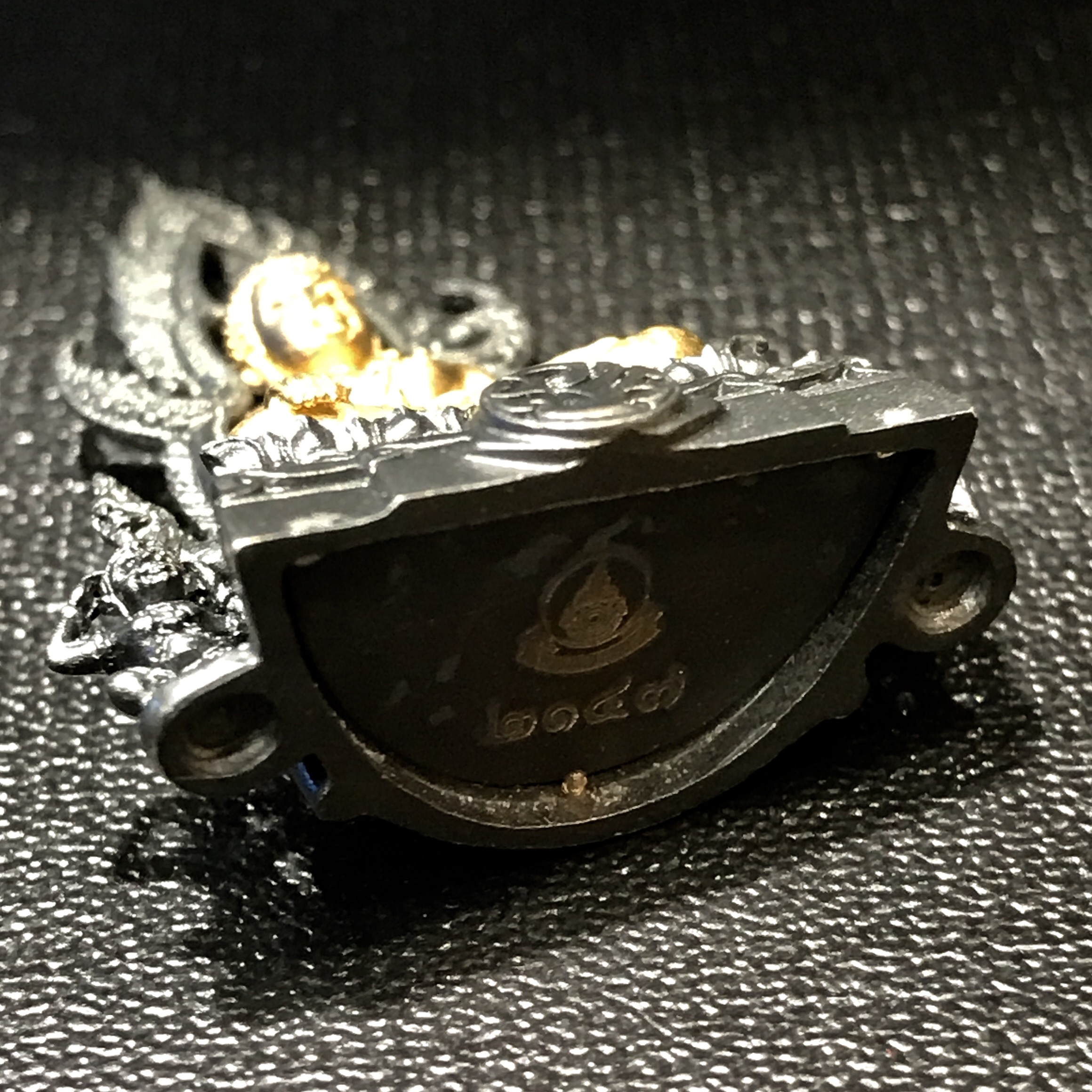 พระพุทธชินราช ภปร โครงการ เพราะแผ่นดินนี้คือแผ่นดินเกิด 2องค์ 1.องค์เนื้อเงินชุบทองคำซุ้มรมดำ 2.องค์เนื้อเงินชุบทองคำขาวซุ้มรมดำปี2551 ขนาดหน้าตัก1/2นิ้ว (สวยงามหายาก)(ไม่มีกล่องบรรจุเดิม)