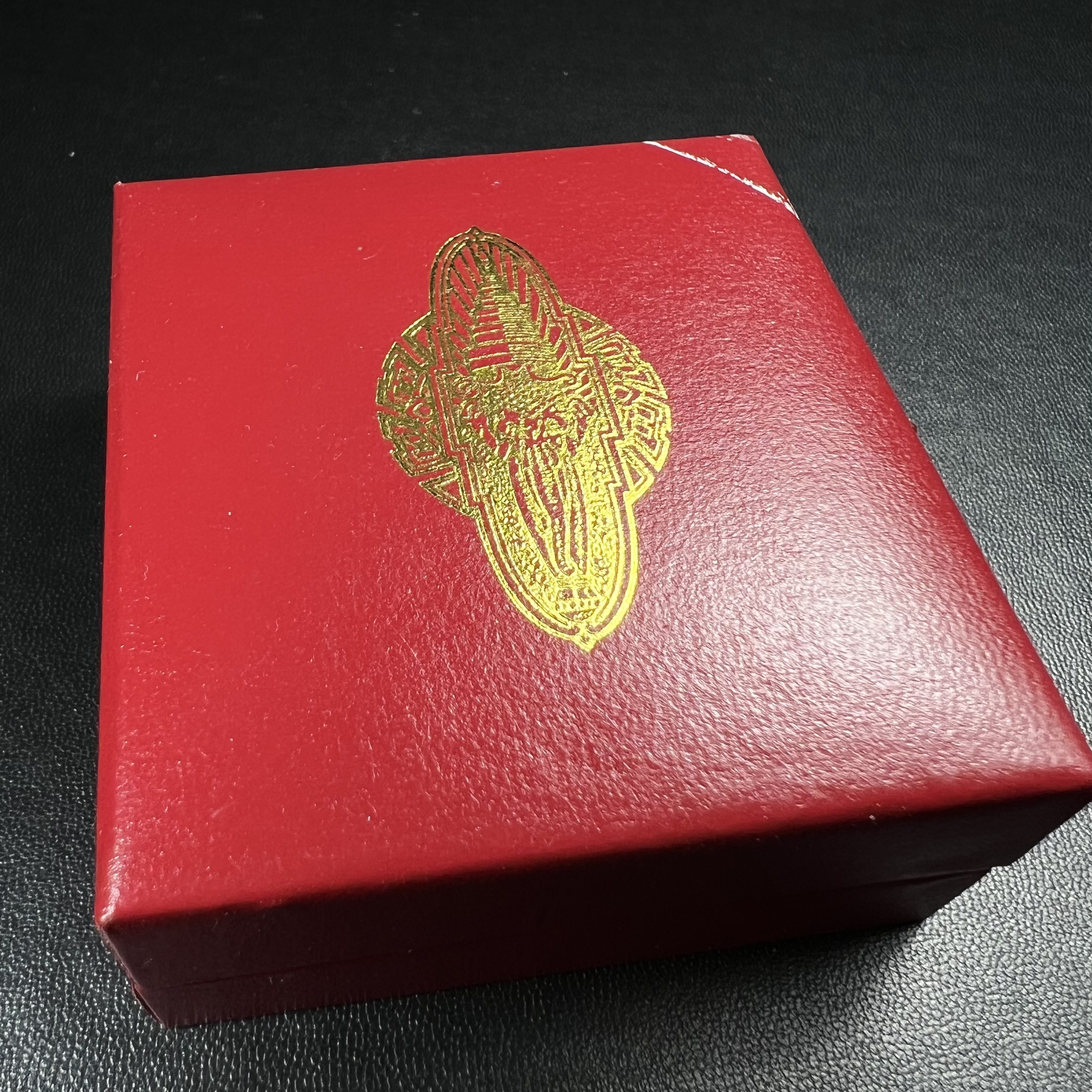 เหรียญรูปเหมือนเจ้าพ่อเสือ (ตั่วเหล่าเอี๊ย)รุ่นสองแผ่นดิน ปี 2542 หลัง ตราสัญลักษณ์ ภปร. 6รอบ 72 พรรษาในหลวงรัชกาลที่9 เสือคาบดาบ เหรียญหล่อ 3 มิติ เนื้อเงิน พิมพ์ใหญ่ ปลุกเสก ณ วัดมังกรกมลาวาส(เล่งเน่ยยี่)สภาพสวยซีนซองเดิมกล่องครบเดิม