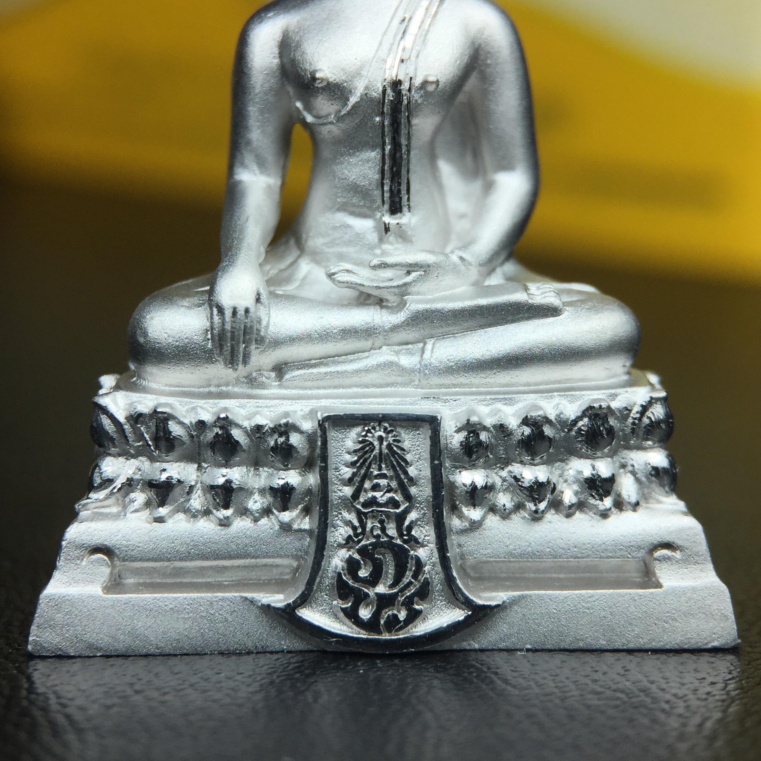 พระพุทธรูปคุ้มเกล้าฯ ภปร.(ใต้ร่มพระบารมี คุ้มเกล้า) 60ปี โรงพยาบาลภูมิพลฯ พ.ศ.2552 เนื้อเงิน ชุบทองคำขาว(พิมพ์ใหญ่ขนาด 35.5*24 มม.)สภาพสวยเดิมพร้อมกล่องบรรจุเดิม ตอกโค๊ดหมายเลขกำกับ หายาก(1ใน5000 องค์)