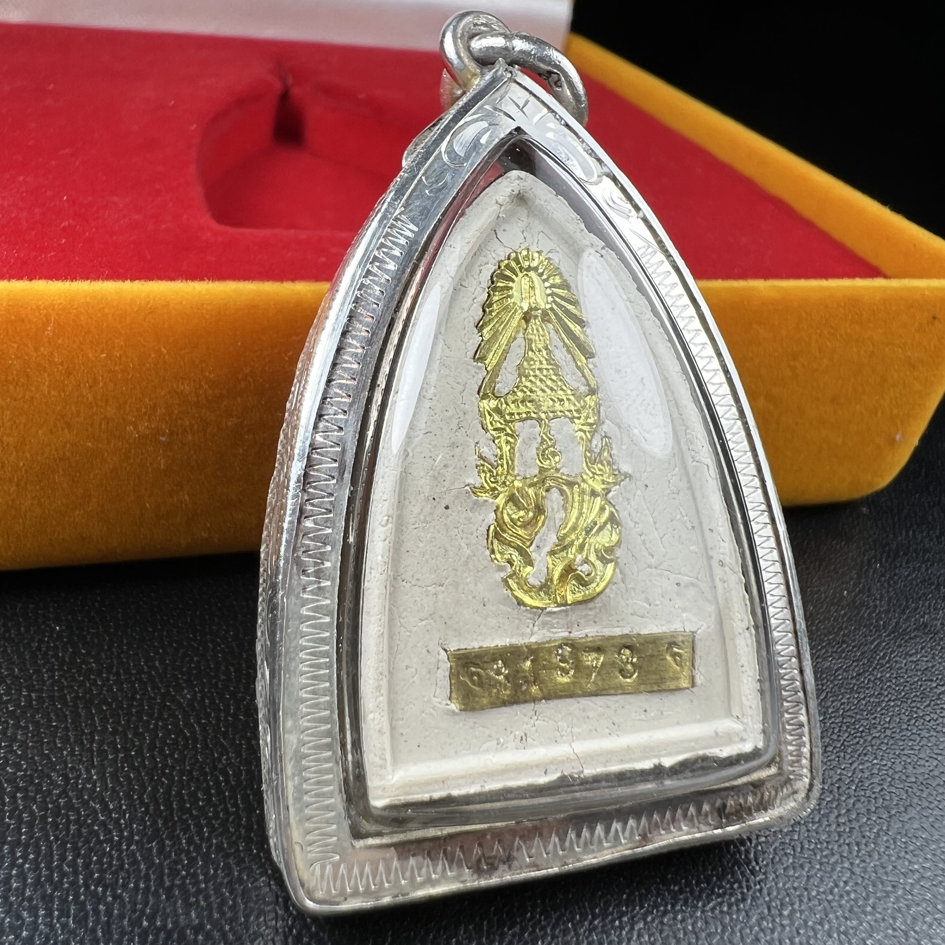 พระหลวงปู่ทวด ภปร.ปี 2547(พระชุดกรรมการ)ทรงกลีบบัว เนื้อผงสมเด็จฯ(โรยผงตะไบ ชนวนเก่า) เลี่ยมกรอบเนื้อเงินแท้(95%) กล่องบรรจุเดิมครบ พิธีมหาพุทธาภิเษก ณ วัดพระศรีรัตนศาสดาราม(วัดพระแก้ว)(เนื้อสีขาวหายากพบเจอน้อย)