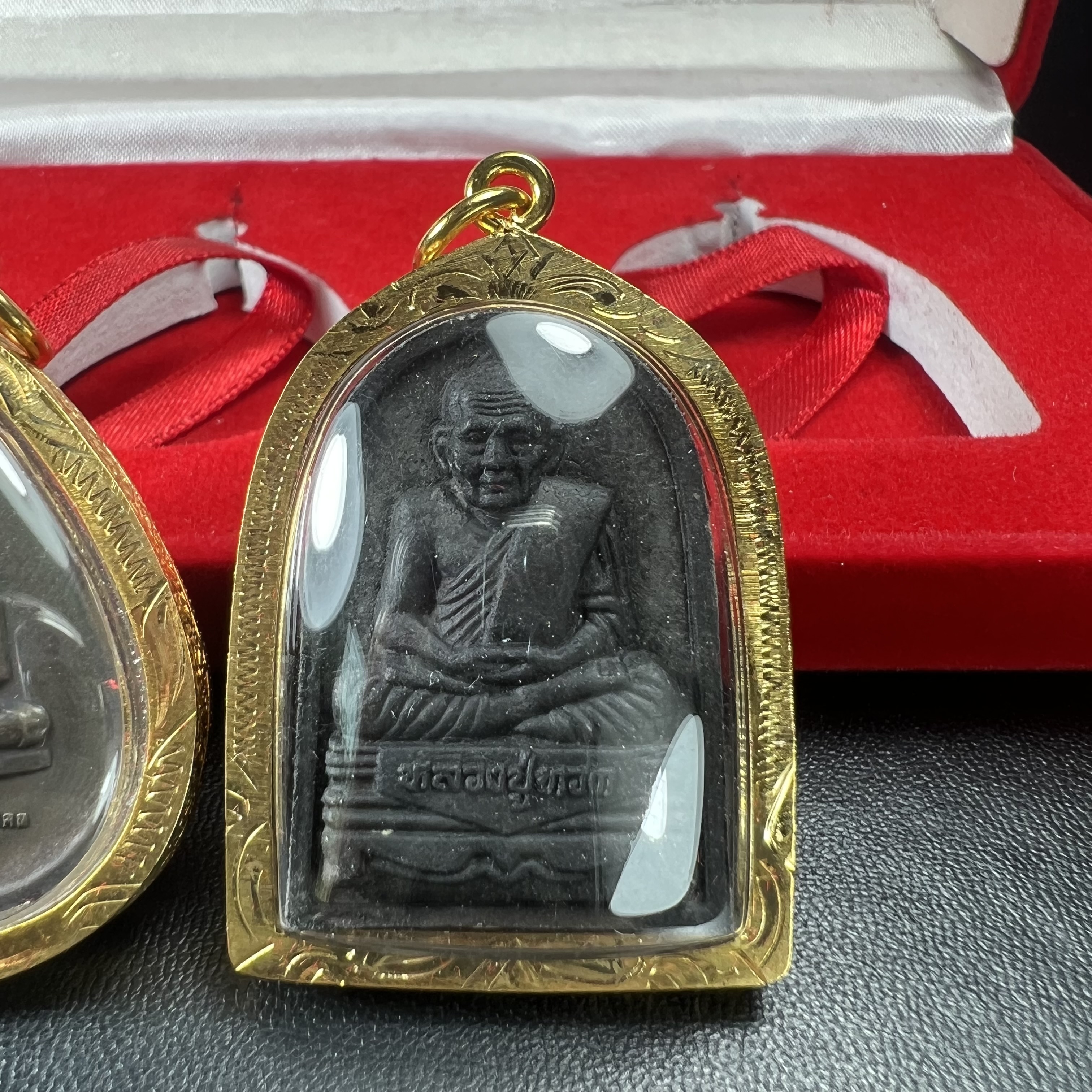 พระชุดของขวัญ 3 องค์ พระหลวงปู่ทวด ภปร. ทรงกลีบบัวและกลีบขนุนพร้อมเหรียญพระพุทธสิงหธรรมมงคล ปี 2547 (ชนวนเก่า)เนื้อว่านด้านหลังมี ภปร. เป็นโลหะผสมสูง 3.3ซม.พิธีใหญ่ มวลสารดี ปลุกเสกวัดพระแก้ว(งานเลี่ยมกรอบเดิมจากผู้จัดสร้างห่อหุ้มด้วยทองนพเกล้า)