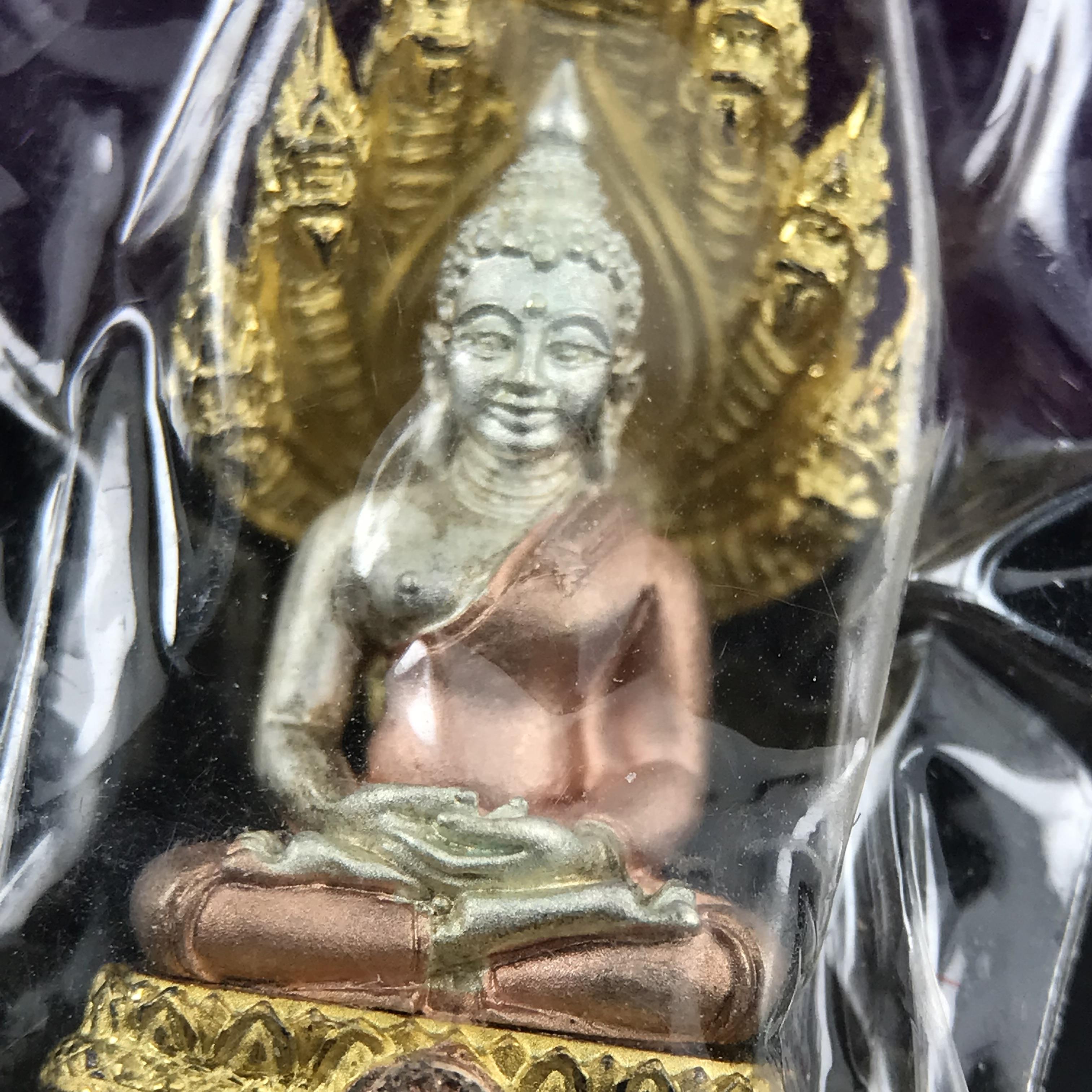 พระนาคปรก สธ. รุ่นสร้างพระอุโบสถเฉลิมพระเกียรติ 4 รอบ 84 พรรษา สมเด็จพระเทพรัตนราชสุดาฯ วัดบวรนิเวศวิหาร ปี 2543 พิมพ์เล็ก เนื้อเงินบริสุทธิ์ ชุบสามกษัตริย์แบบพ่นทรายขัดเงาบางส่วน(สภาพสวย ซีนซองกล่องบรรจุเดิม)พิธีใหญ่ พุทธศิลป์งดงาม หายาก (1 ใน 2999 องค์)