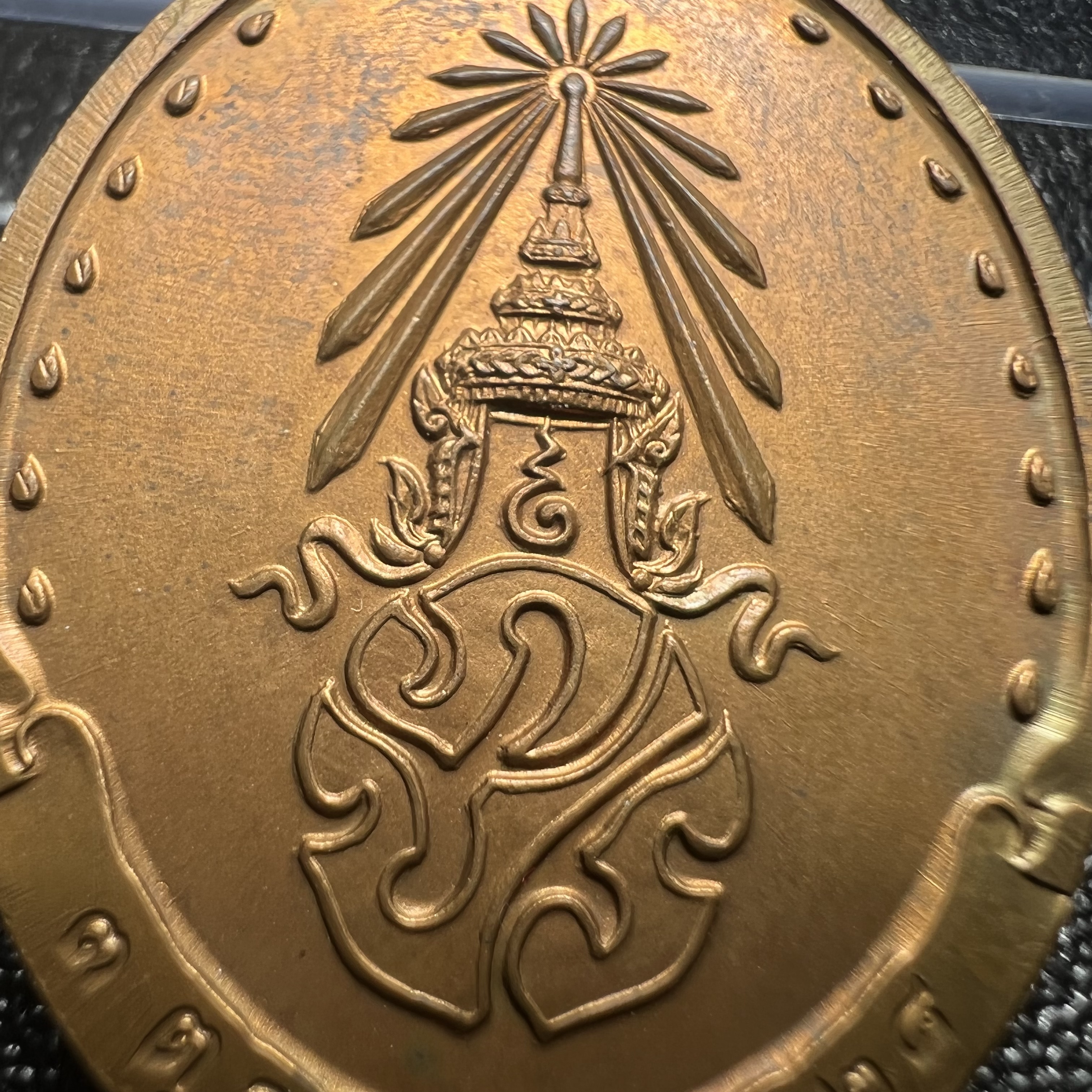 เหรียญรูปเหมือนรุ่นแรก สมเด็จพระญาณสังวร วัดบวรนิเวศวิหาร ปี2528 เนื้อทองแดง(บล็อกนิยม วงเดือน-คางตัด)สภาพสวยหายาก