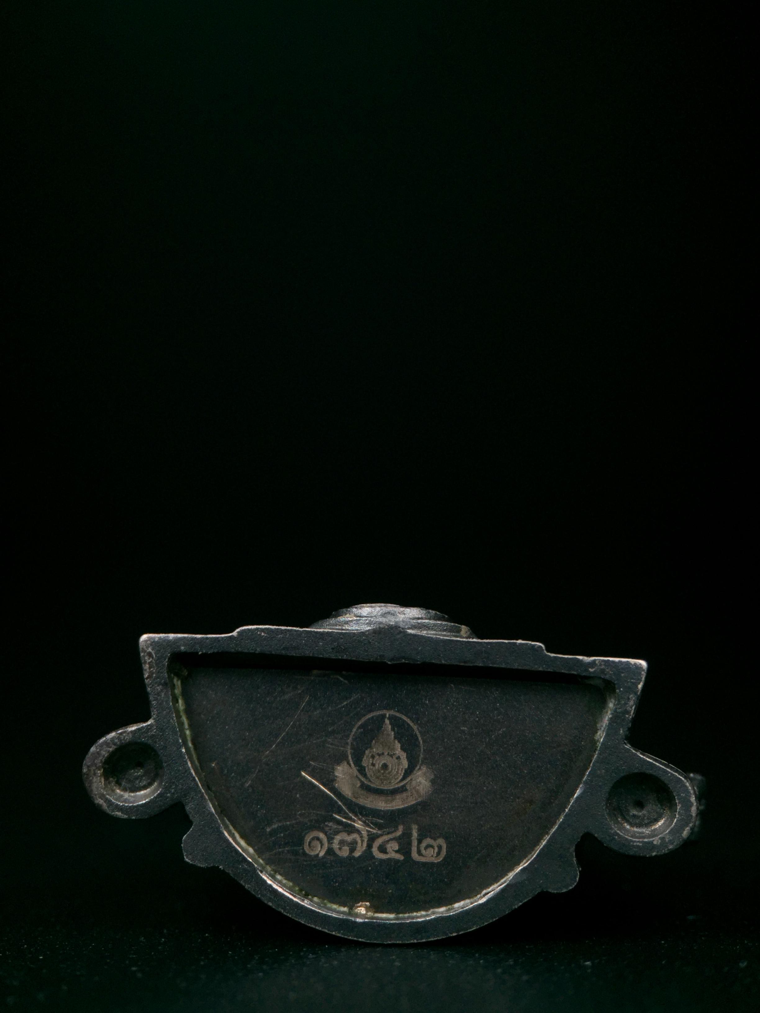 พระพุทธชินราช ภปร. โครงการ เพราะแผ่นดินนี้คือแผ่นดินเกิด เนื้อเงินชุบทองคำซุ้มรมดำ ปี2551 ขนาดหน้าตัก1/2นิ้ว(3.5*2.5 ซม.) (สวยงามหายาก)1ใน 5000 องค์