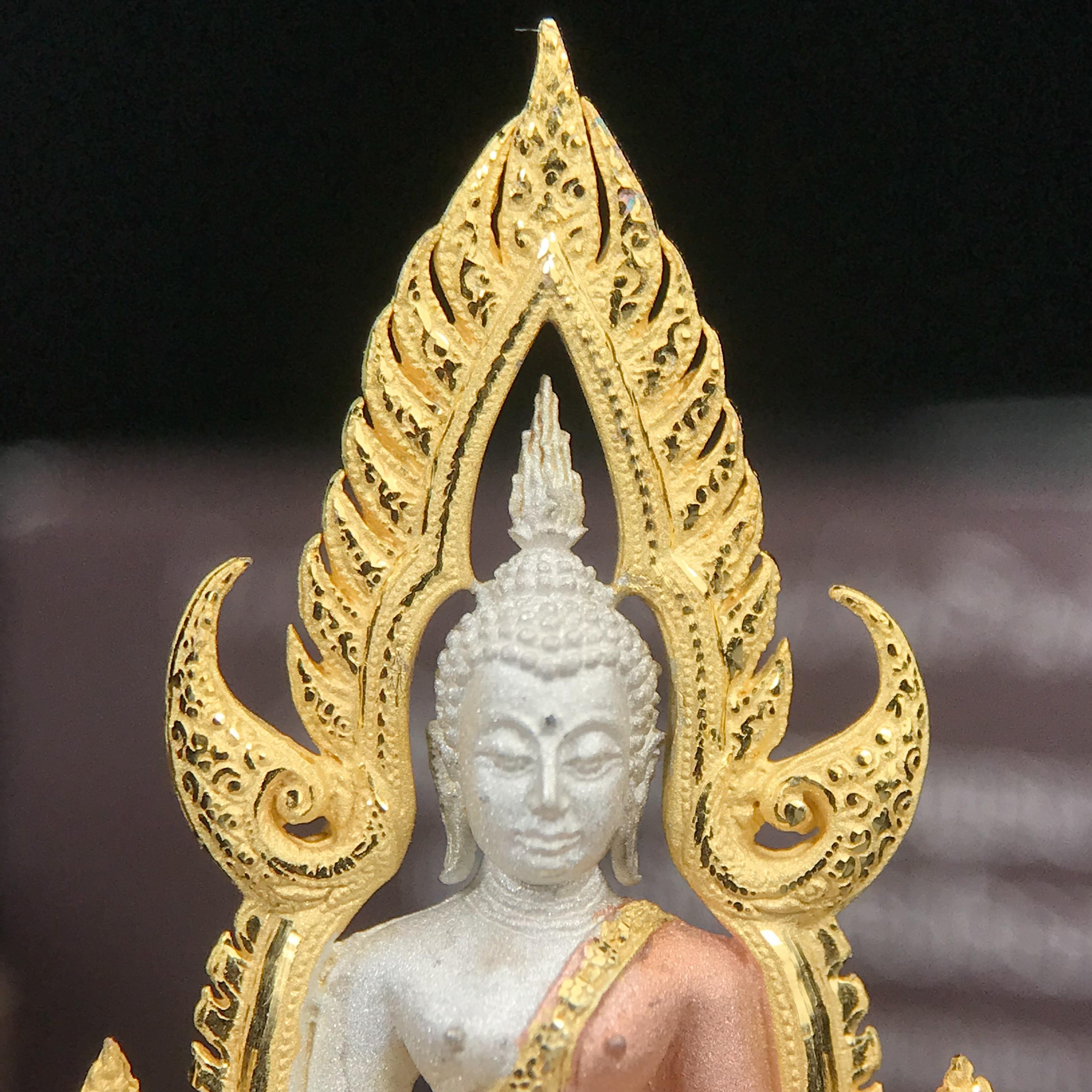 พระพุทธชินราช ภปร. โครงการ "เพราะแผ่นดินนี้ คือ แผ่นดินเกิด" ปี 2548(รุ่นแรก) ลอยองค์เนื้อเงินสามกษัตริย์ หน้าตัก 1/2 นิ้ว (ขนาด 3.5 x 2.5 ซม.) พุทธศิลป์งดงามทรงคุณค่า รุ่นยอดนิยม(องค์หมายเลข ๘๘๔๖)