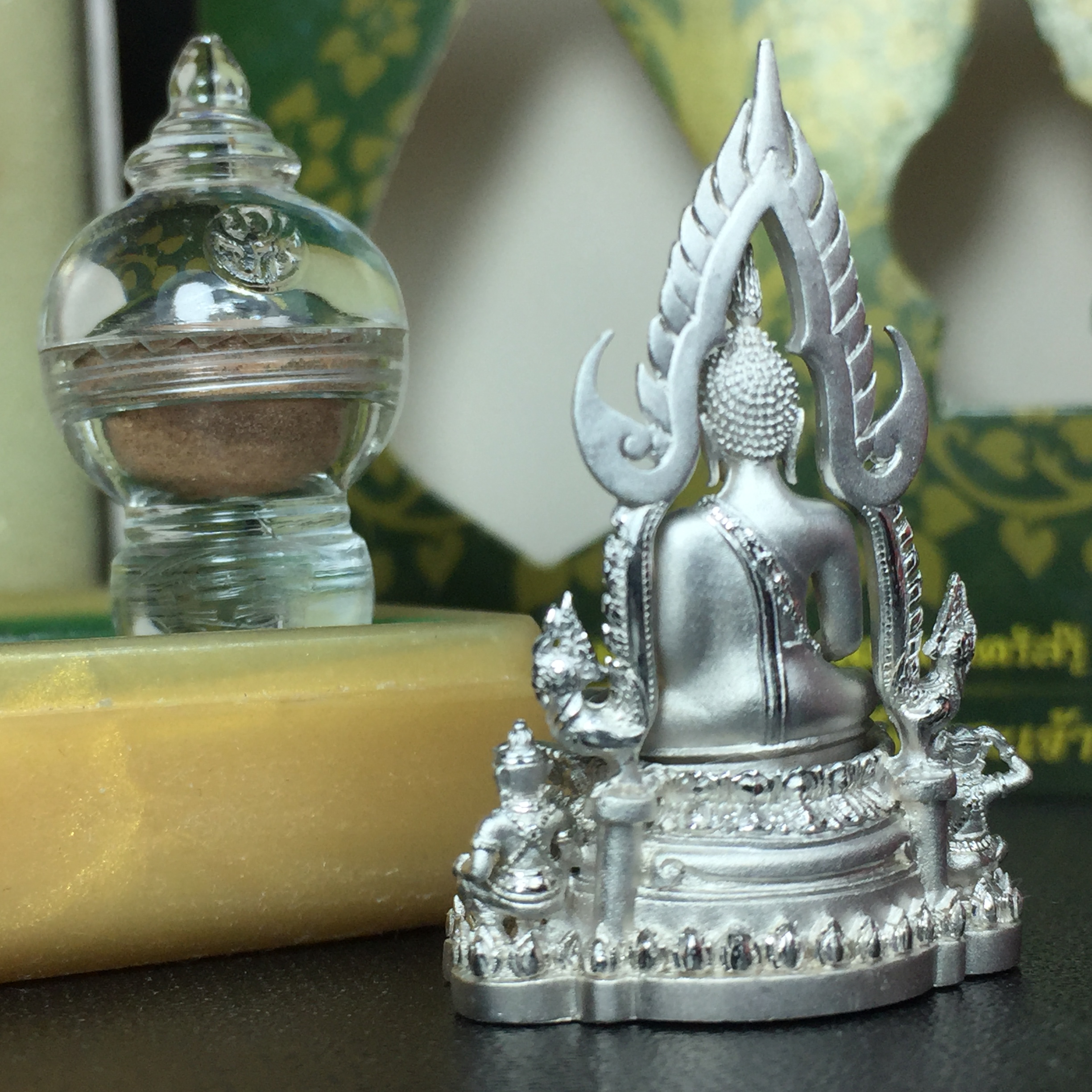 พระพุทธชินราช(จำลอง) ภปร. 84 พรรษา เนื้อเงินชุบทองคำขาว พิมพ์กลางขนาดหน้าตัก 1/2 นิ้ว(1ใน5000องค์) )(พระราชทานมวลสาร จิตรลดาและเส้นพระเจ้า(เส้นผม)รัชกาลที่9)