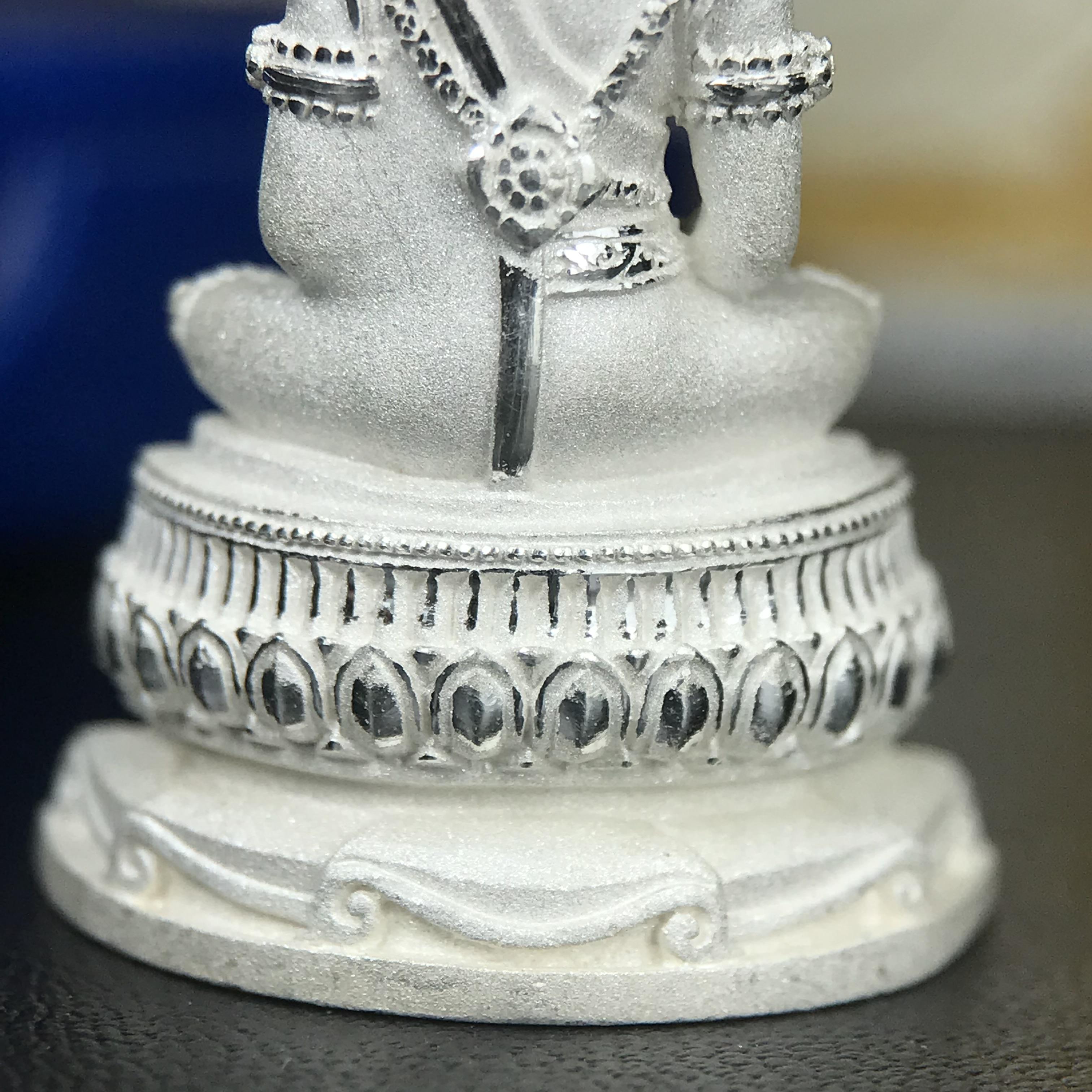 พระแก้วมรกต ทรงเครื่องฤดูร้อน พระราชทานประดิษฐานตราสัญลักษณ์ฉลองสิริราชสมบัติ ครบ 60 ปี ในหลวงรัชกาลที่ 9 พ.ศ.2549 เนื้อเงินลอยองค์พิมพ์ใหญ่ สูง 3.6 ซม. ขนาดหน้าตัก 1/2 นิ้ว (พิธีใหญ่มหาพุทธาภิเษก ณ พระอุโบสถวัดพระแก้ว เกจิอาจารย์ ทั่วประเทศ 108 รูป )