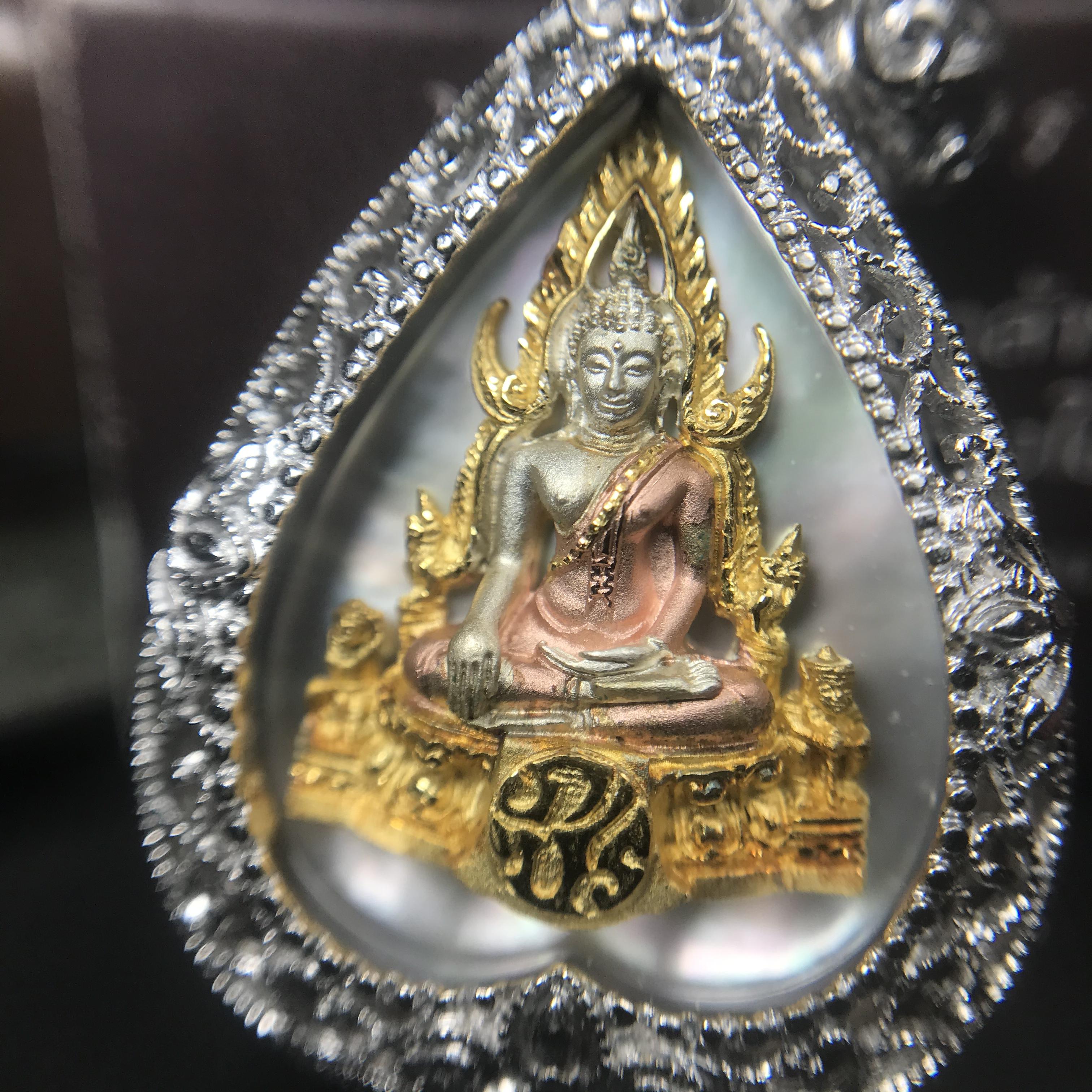 พระพุทธชินราช ภปร. โครงการ "เพราะแผ่นดินนี้ คือ แผ่นดินเกิด" ปี2548(รุ่นแรก) เหรียญทรงใบโพธิ์ ขนาด 21 x 29 มม. เนื้อเงินสามกษัตริย์ องค์พระชุบสามกษัตริย์ ล้อมด้วยกรอบเงินชุบทองคำขาวสลักเสลาเป็นลวดลายละเอียดอ่อน ส่วนพื้นองค์พระเป็นเปลือกหอยมุข