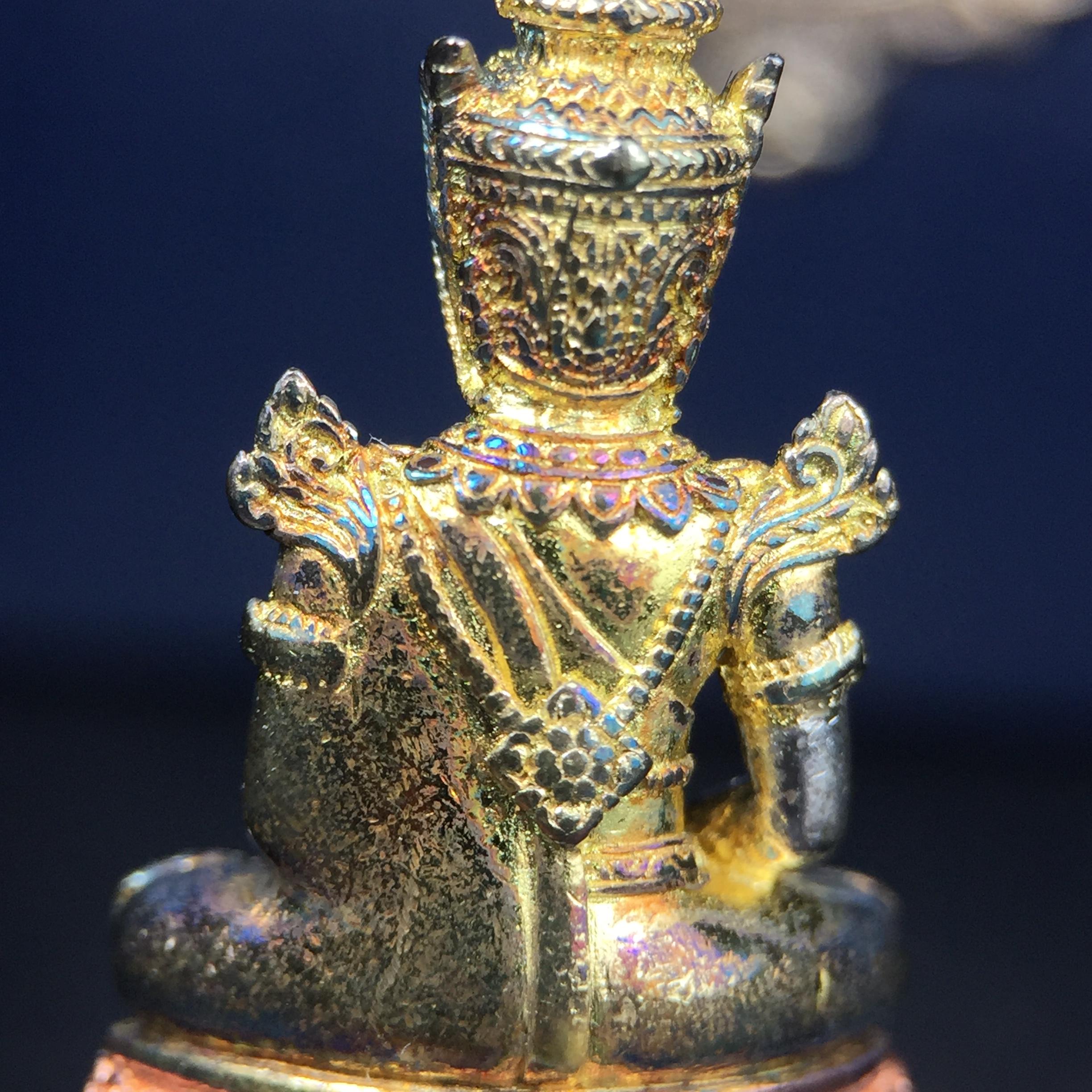 พระแก้วมรกต กรมสรรพสามิตจัดสร้างขึ้นเนื่องในโอกาสครบรอบ 64 ปีของกรมสรรพสามิต และเนื่องในวโรกาสที่พระบาทสมเด็จพระเจ้าอยู่หัวทรงครองราชย์ครบ 50 ปีในปีกาญจนาภิเษก เมื่อ พ.ศ.2539 เนื้อเงิน ชุบทองสามกษัตริย์(ผิวเดิมรุ้งๆสวย) พร้อมกล่องบรรจุเดิม