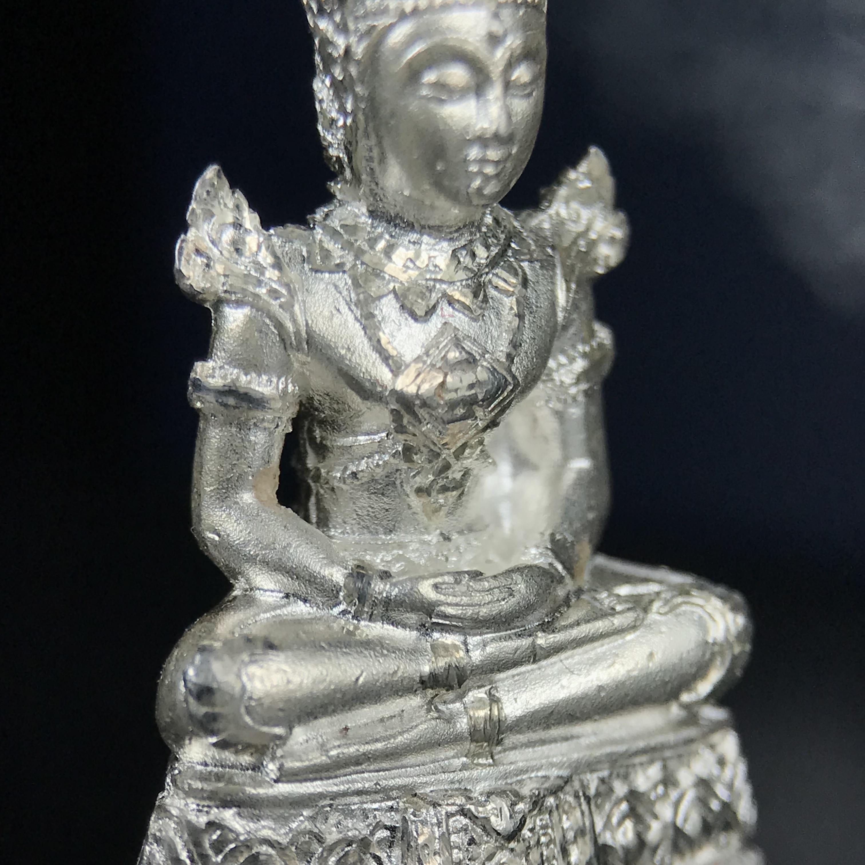 พระแก้วมรกต กรมสรรพสามิตจัดสร้างขึ้นเนื่องในโอกาสครบรอบ 64 ปีของกรมสรรพสามิต และเนื่องในวโรกาสที่พระบาทสมเด็จพระเจ้าอยู่หัวรัชกาลที่ 9 ทรงครองราชย์ครบ50ปีเมื่อ พ.ศ.2539 เนื้อเงินทรายนวลขัดเงา พร้อมกล่องบรรจุเดิมสวยครบสมบูรณ์