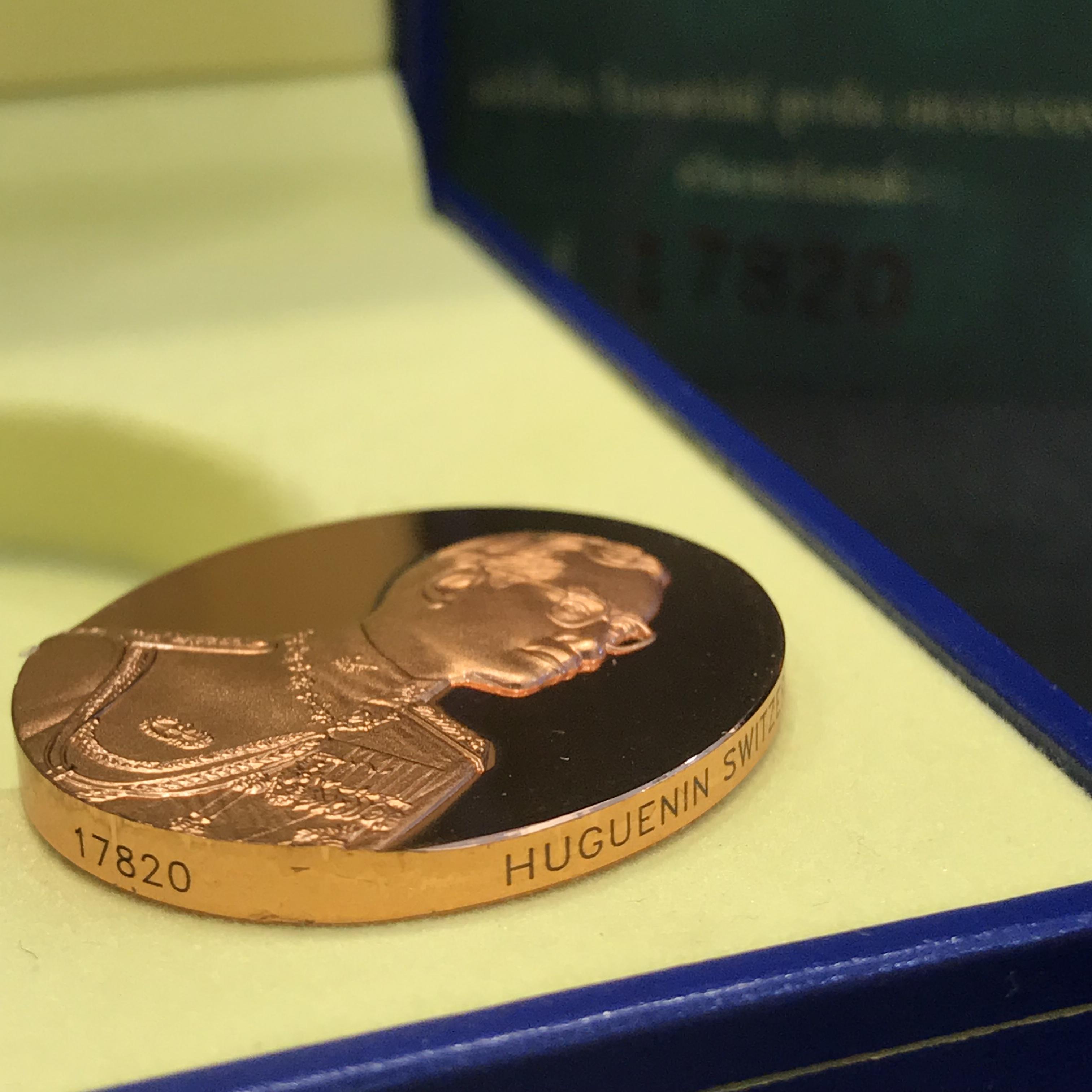 เหรียญแห่งศรัทธา ร.9 ที่ระลึก50 ปีแพทย์ศาสตร์ จุฬาฯ ปี2540 เนื้อทองแดงกล่องบรรจุการ์ดรับรองเดิมครบ