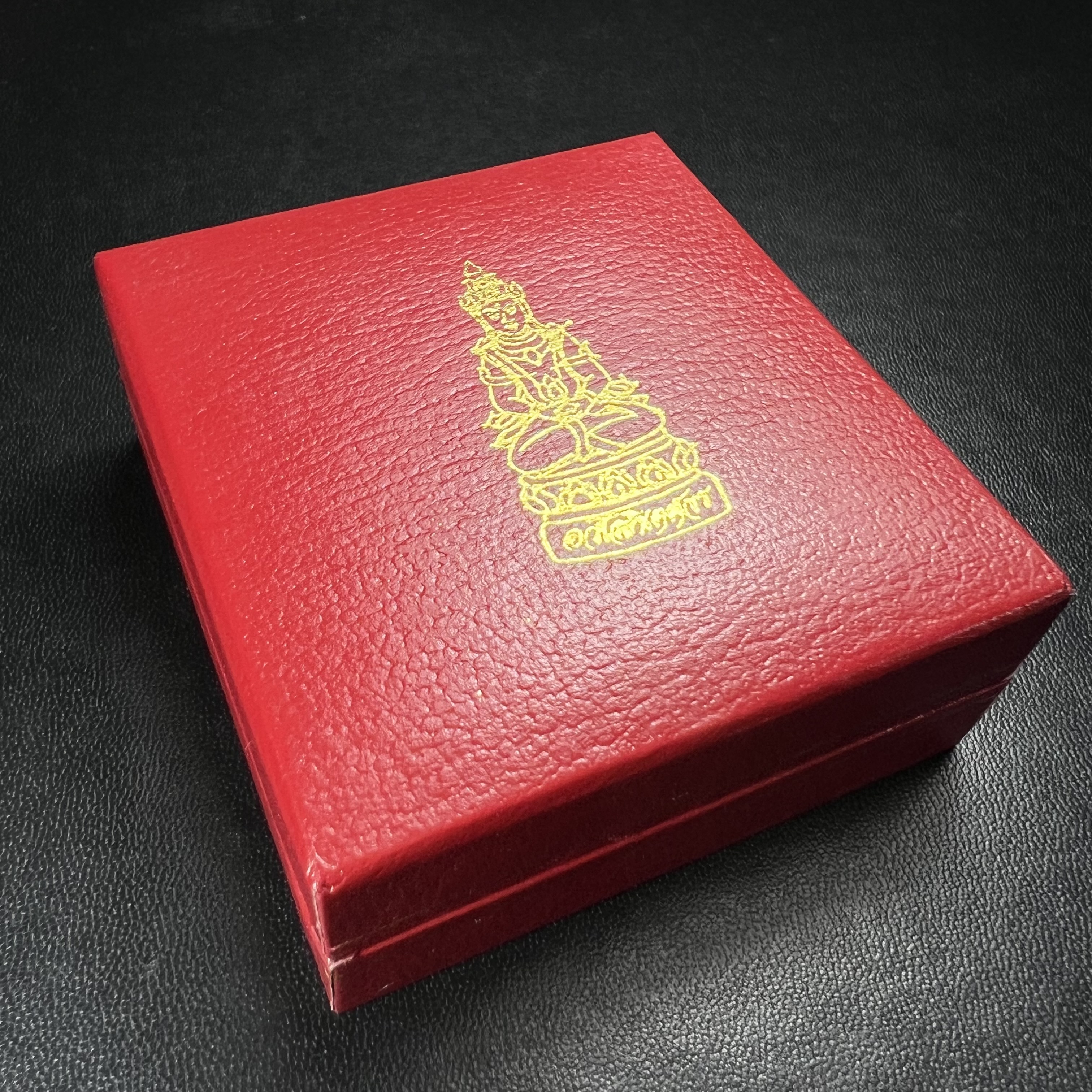 พระกริ่งอวโลกิเตศวร ( เจ้าแม่กวนอิม ) วัดโพธิ์แมนคุณาราม รุ่นอุดมโภคทรัพย์ พ.ศ.2539 เนื้อเงิน 3 กษัตริย์ ผิวสวยเดิมพร้อมกล่องบรรจุเดิม (อีกหนึ่งรุ่นยอดนิยม พุทธศิลป์สวยงดงาม)