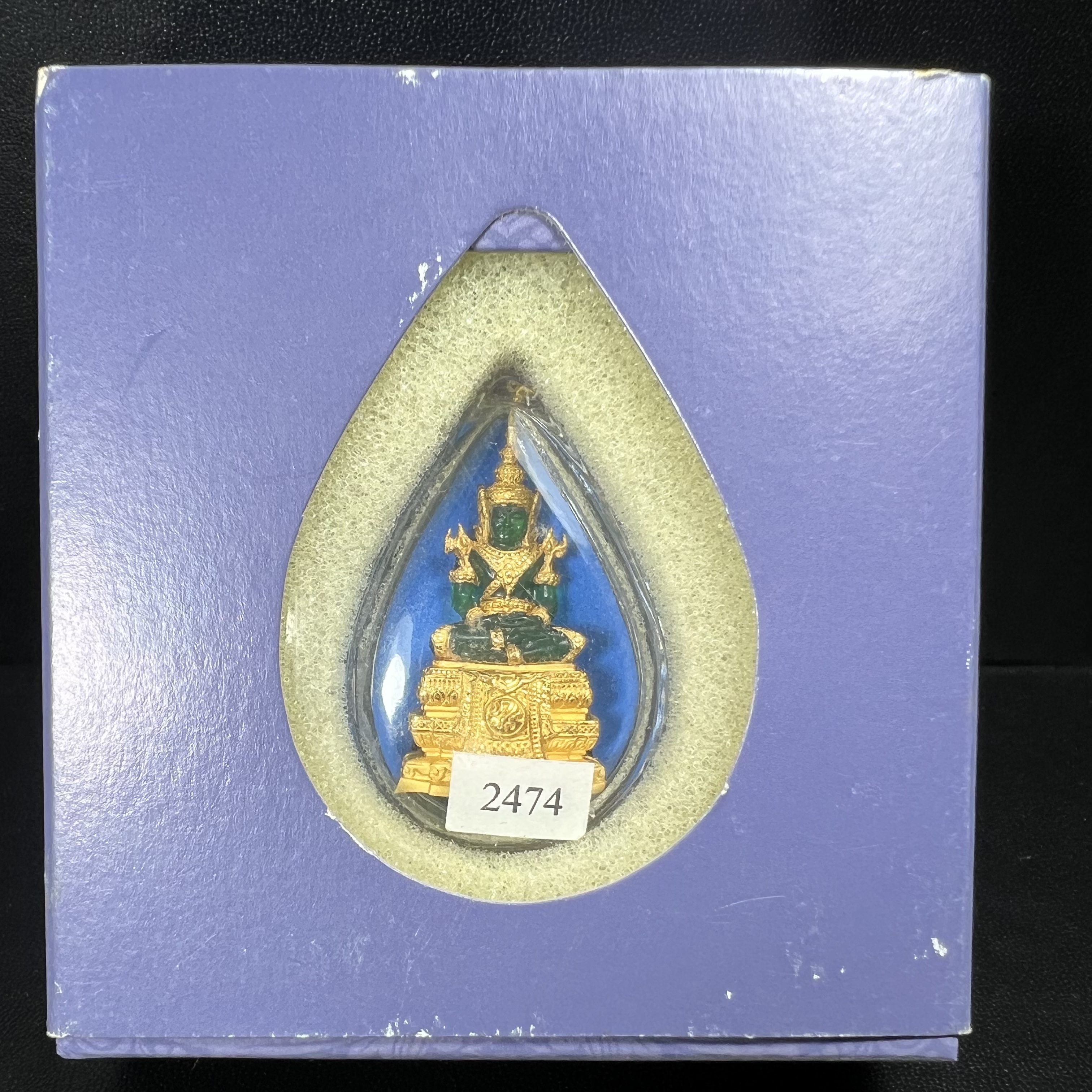 พระแก้วมรกต ภปร. จัดสร้างโดย รพ.ภูมิพลฯ ปี2547 ลอยองค์ขนาดหน้าตัก 1/2 นิ้ว เนื้อเรซิ่นหุ้มทองคำ99.99 งดงามทรงคุณค่าอีกหนึ่งรุ่นยอดนิยม หายาก