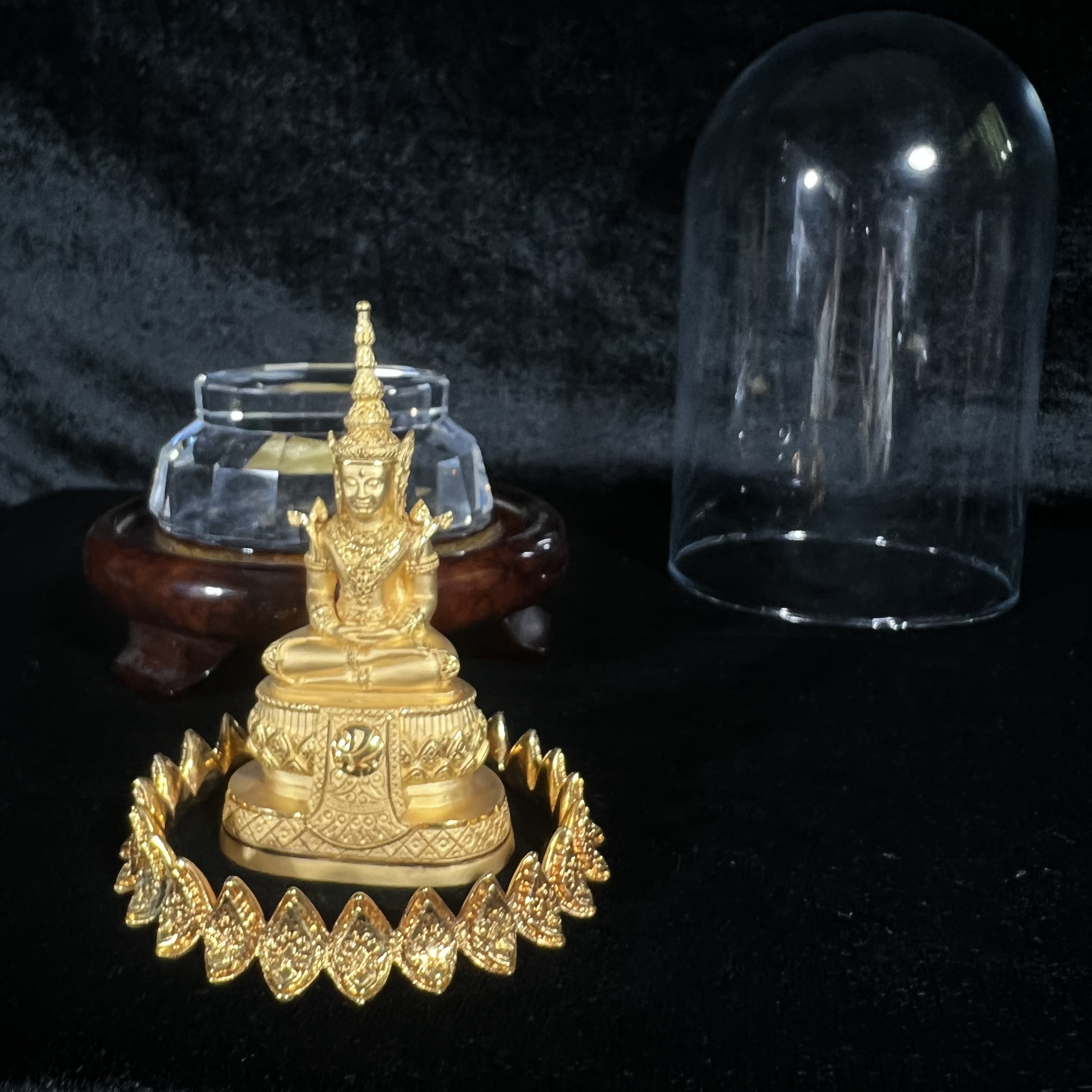 พระแก้วมรกต ภปร.(รุ่นแรก) ปี2545 รุ่นฉลองกรุงรัตนโกสินทร์ครบ 220 ปี หล่อลอยองค์ เนื้อทองคำบริสุทธิ์99.99% ขนาดบูชา 50*90 มม. พร้อมฐานวางครอบแก้วเดิม(สวยงามและหายากมาก)(1ใน1000องค์)