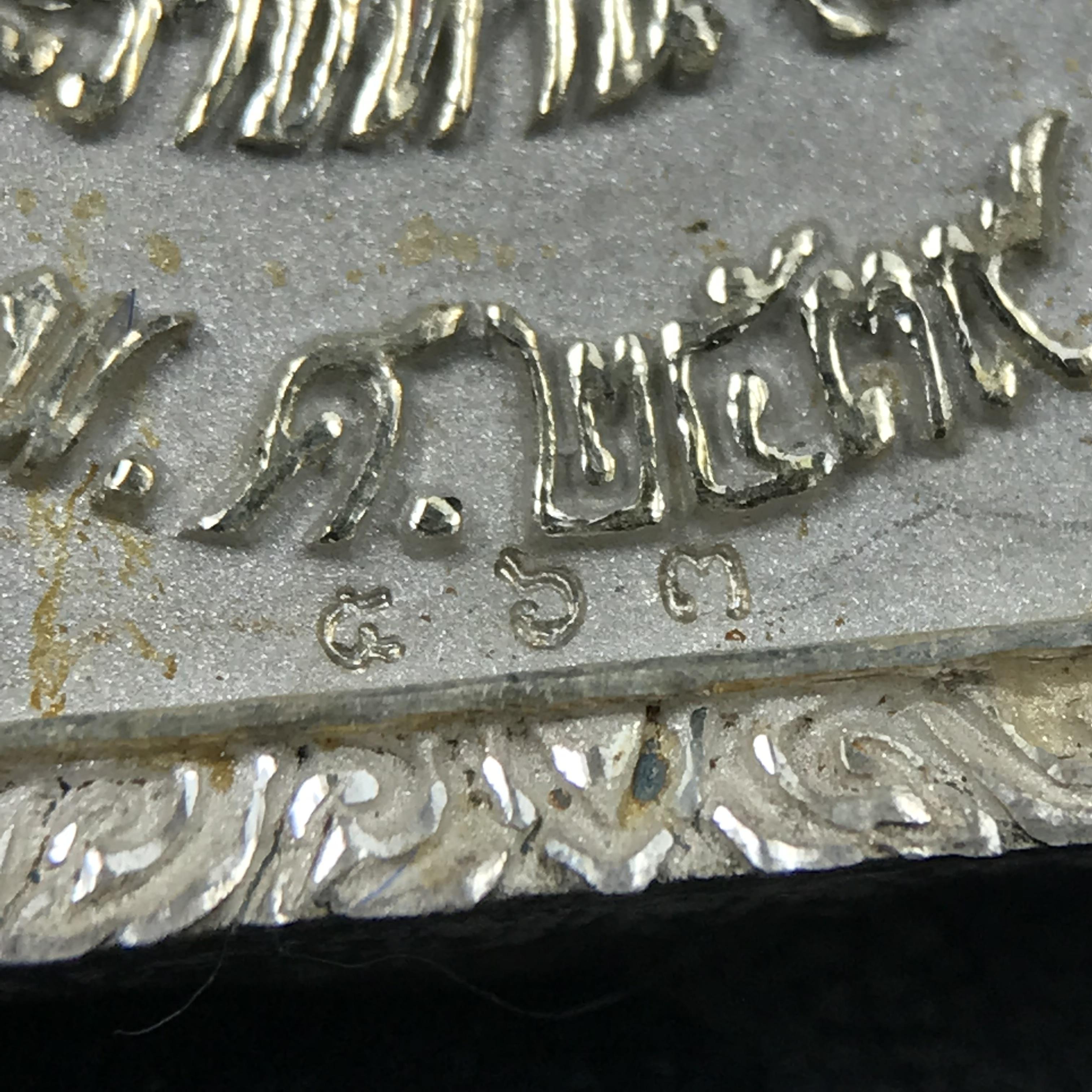 พระพุทธกาญจนพรสยามภูมิ ภปร. ปี 2539 เนื้อเงินพื้นทรายประกาย(ผิวเดิมสวย) พิมพ์ทรงใบขนุน ขนาด3.2ซม. พระพุทธรูปประจำพระชนมวาร รัชกาลที่9 ทรงโปรดเกล้าให้วิทยาลัยป้องกันราชอาณาจักร(วปอ.)สร้างในวโรกาสทรงครองสิริราชสมบัติครบ50ปี พ.ศ.2539(1ใน5000องค์)