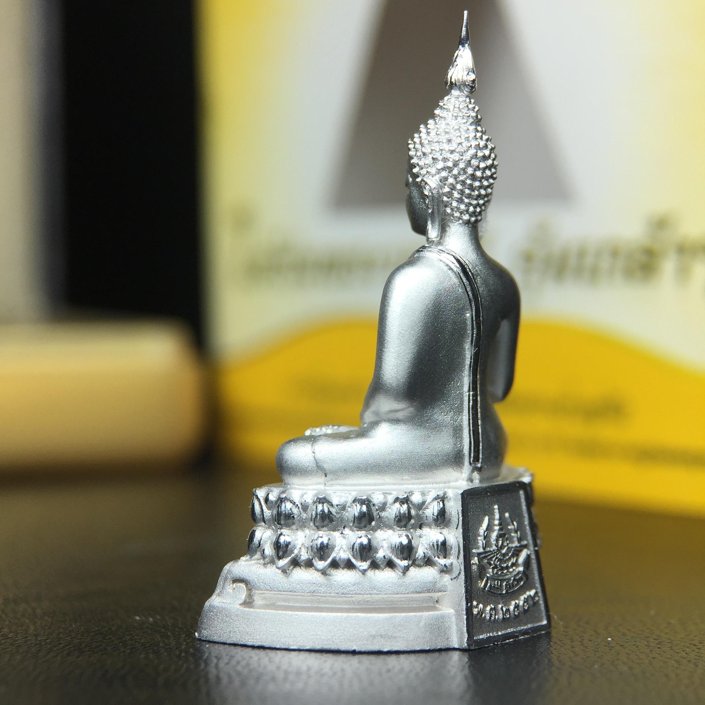 พระพุทธรูปคุ้มเกล้าฯ ภปร.(ใต้ร่มพระบารมี คุ้มเกล้า) 60ปี โรงพยาบาลภูมิพลฯ พ.ศ.2552 เนื้อเงิน ชุบทองคำขาว(พิมพ์ใหญ่ขนาด 35.5*24 มม.)สภาพสวยเดิมพร้อมกล่องบรรจุเดิม ตอกโค๊ดหมายเลขกำกับ หายาก(1ใน5000 องค์)