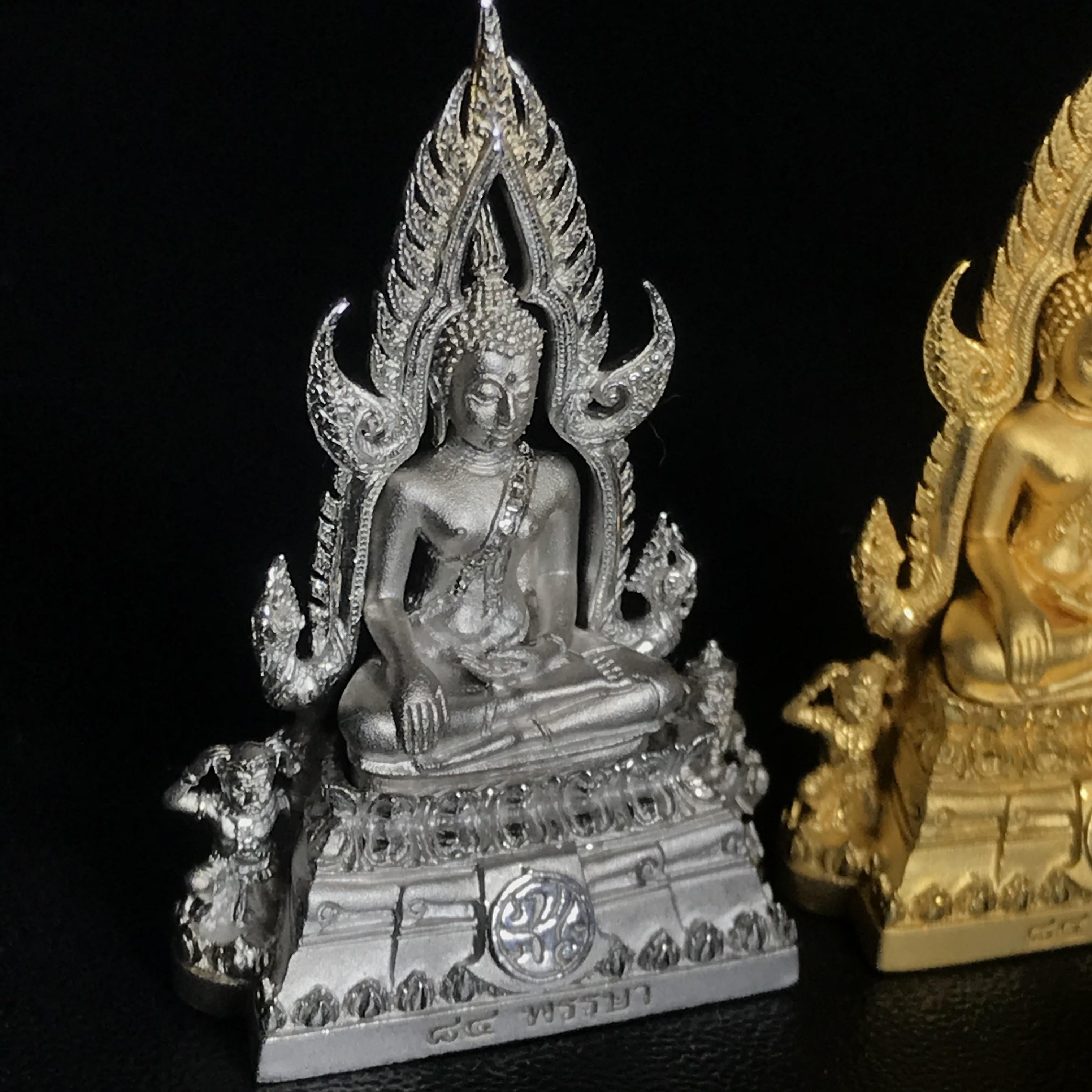 พระพุทธชินราช(จำลอง) ภปร. 84 พรรษา พิมพ์กลางขนาดหน้าตัก 1/2 นิ้ว(ครบชุด3องค์ เนื้อทองคำ+เนื้อเงินชุบทองคำขาว+เนื้อบรอนซ์รมดำซาติน)(พระราชทานมวลสาร จิตรลดาและเส้นพระเจ้า(เส้นผม)รัชกาลที่9)