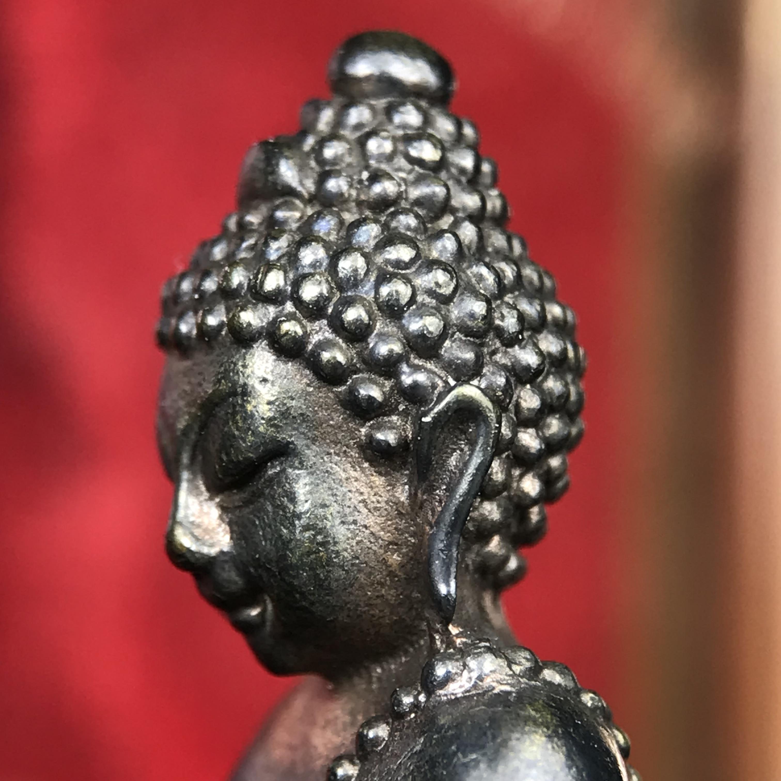 พระกริ่งนเรศวรพระองค์ดำ + พระชัยวัฒน์พระองค์ดำ อนุสรณ์ 100 ปี พิษณุโลกพิทยาคม (โรงเรียนชาย) พิธีจักรพรรดิมหาพุทธาภิเษก ปี 2542 เนื้อนวโลหะ(เต็มสูตรแก่ทองคำ) พิธีใหญ่มวลสารดีเกจิอาจารย์ยอดนิยมร่วมปลุกเสก*** ตอกโค้ดและหมายเลข*** 1 ใน 4999 องค์ ยอดนิยมหายาก