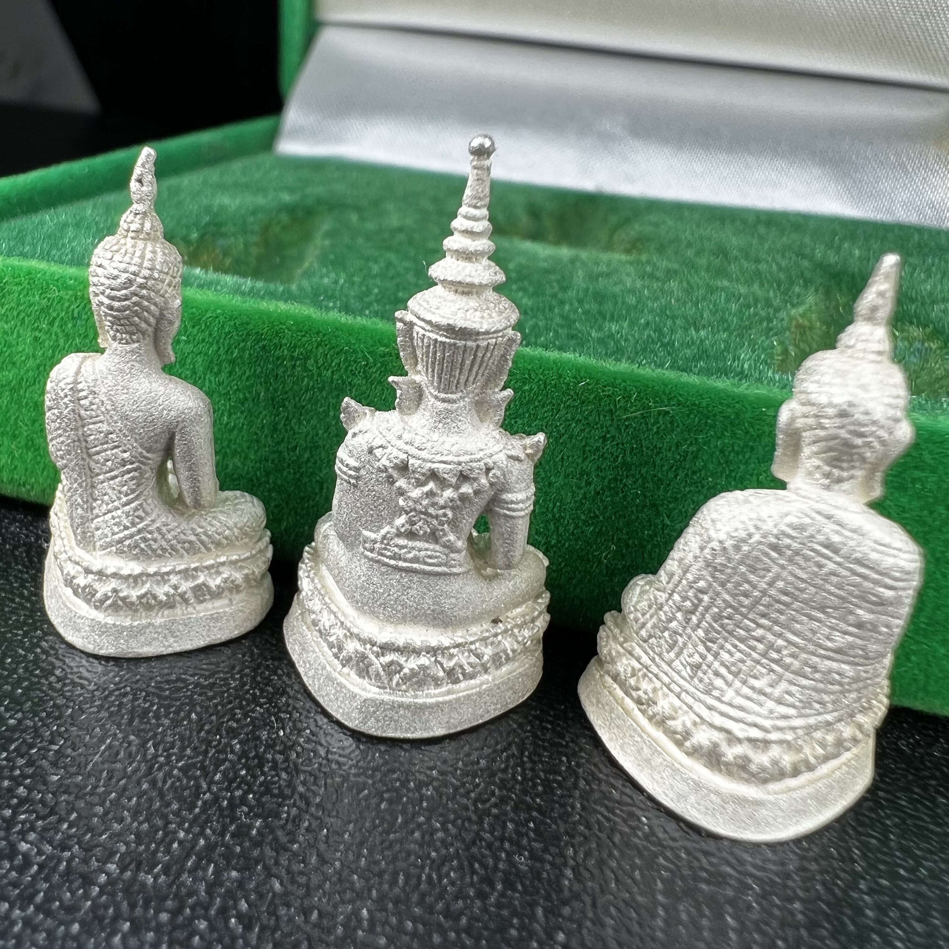 พระแก้วมรกต สธ. วัดบวรนิเวศวิหาร พ.ศ.2538 รูปเหมือนลอยองค์พระแก้วมรกต ชุดเงินบริสุทธิ์ ทรงเครื่อง 3 ฤดู (มีโค็ด หมายเลขกำกับชุดที่ 1396)พิมพ์ใหญ่ 3 องค์ 3 ฤดู ร้อน ฝน หนาว(1 ใน 2000 ชุด)หายาก