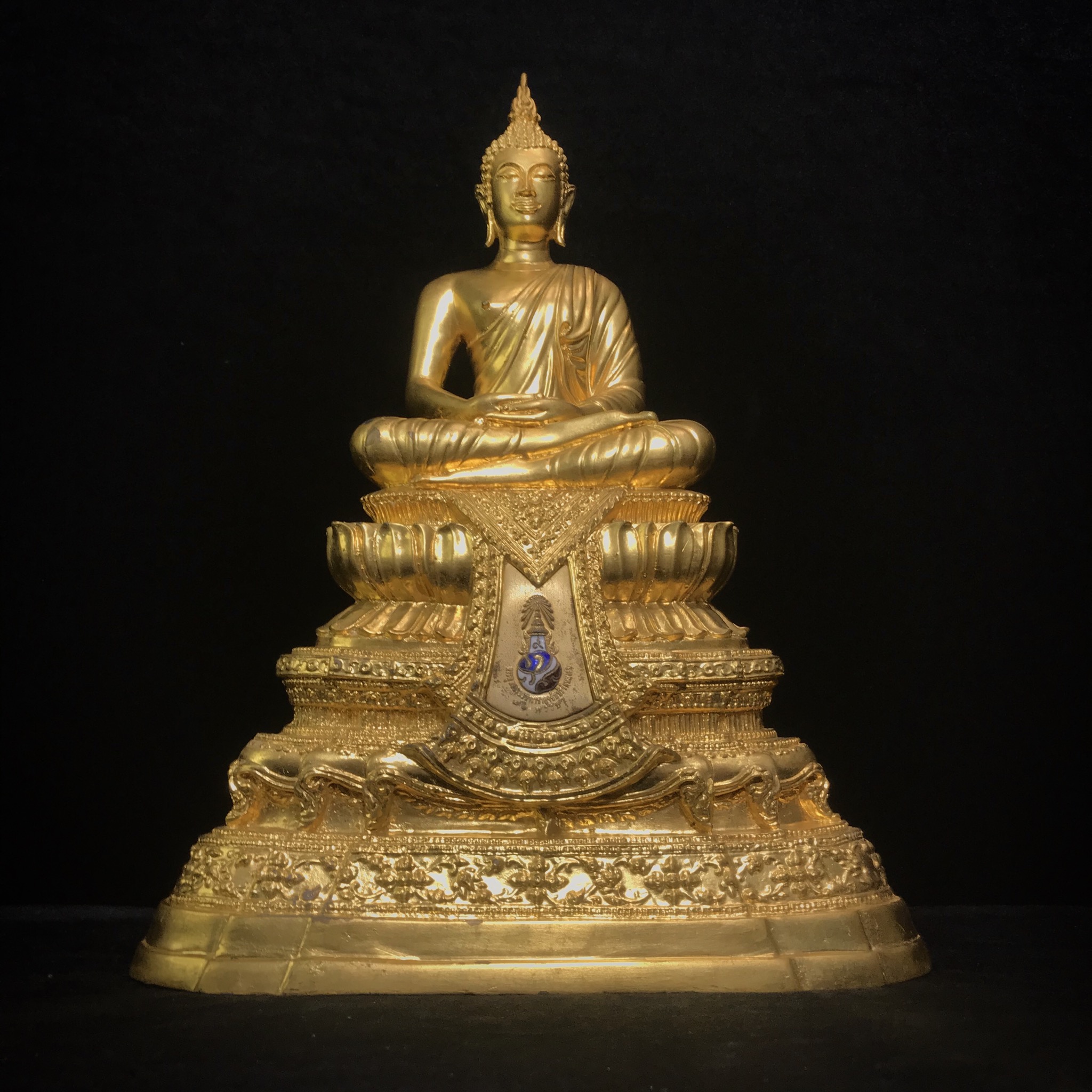 พระพุทธนวมมหาราชายุจฉับปริวัตนมงคล ภปร. พระบาทสมเด็จพระเจ้าอยู่ห้วรัชกาลที่9 เนื่องในวโรกาสเฉลิมพระชนมพรรษา 6 รอบ ( 72 พรรษา )ปี 2542 โดยสำนักนายกรัฐมนตรี หน้าตัก 5นิ้ว(พิธีใหญ่ พุทธศิลป์สวย งดงาม)