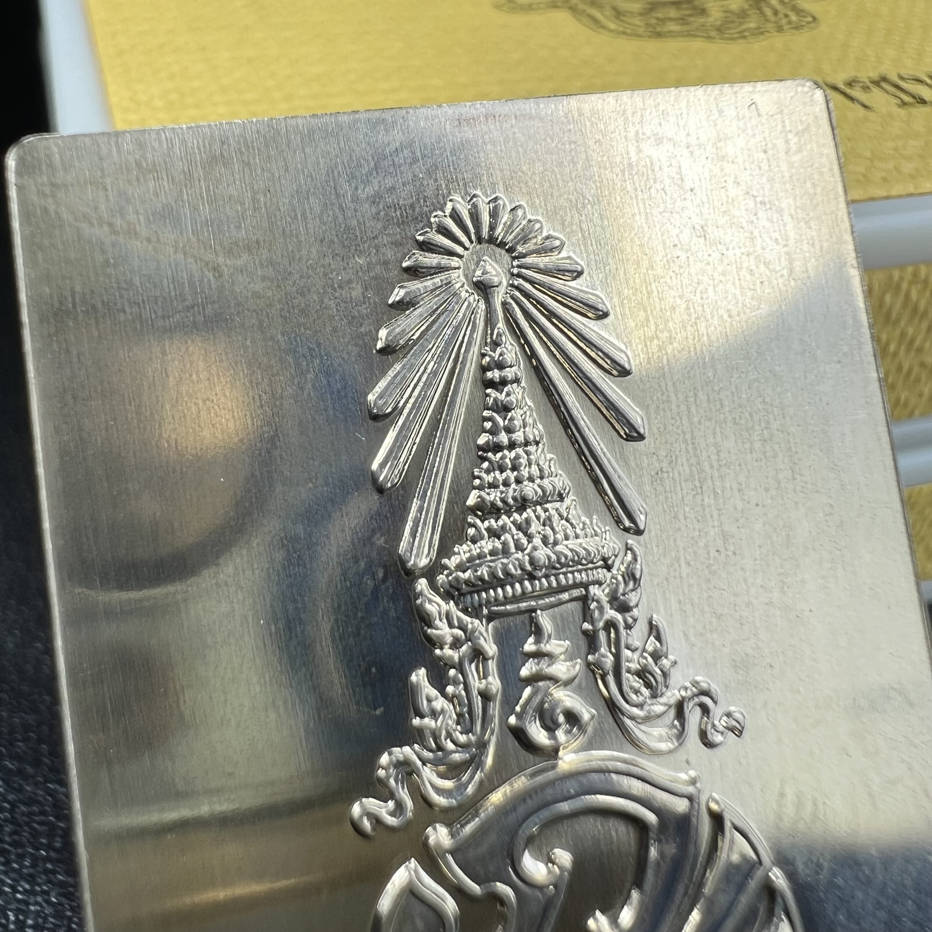 พระพุทธชินสีห์ หลังตรา ปรมาภิไธยย่อ ภปร. ในวโรกาสเฉลิมพระชมพรรษาในหลวงรัชกาลที่9 ครบ 7 รอบ และ ที่ระลึกสมโภชวัดบวรนิเวศวิหารครบ 175 ปี พ.ศ.2554 เหรียญเนื้อเงิน พิมพ์ใหญ่ ขนาดสูง 3.8 ซม. พร้อมกล่องบรรจุเดิมพระราชทาน(1 ใน 1585 เหรียญ)หายาก