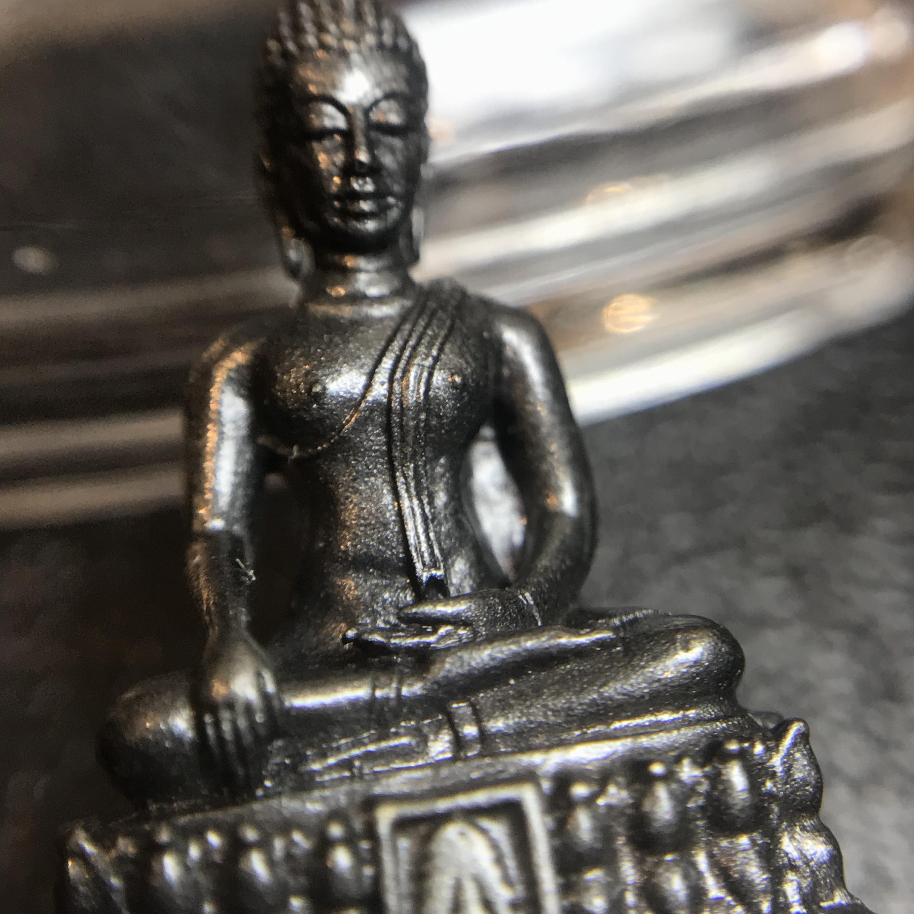 พระชัยวัฒน์ ภปร. พระพุทธรูปคุ้มเกล้า มหามงคล 80พรรษา “รุ่นเย็นศิระเพราะพระบริบาล 80พรรษา มหากษัตริย์คู่แผ่นดินสยาม” เนื้อเงินรมดำ ขนาด 10*21 มม.