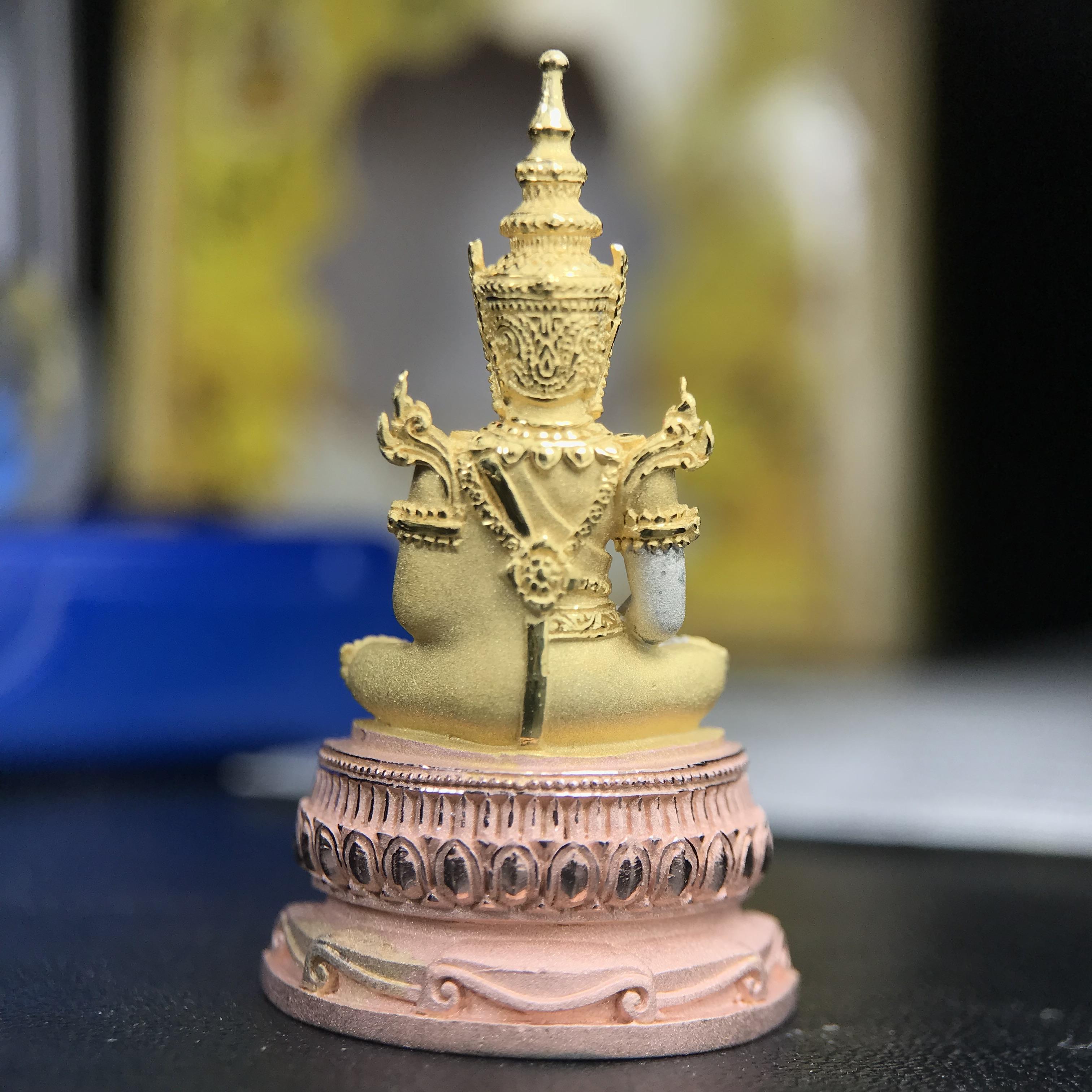 พระแก้วมรกต ทรงเครื่องฤดูร้อน พระราชทานประดิษฐานตราสัญลักษณ์ฉลองสิริราชสมบัติ ครบ 60 ปี ในหลวงรัชกาลที่ 9 พ.ศ.2549 เนื้อเงินสามกษัตริย์ลอยองค์พิมพ์ใหญ่ สูง 3.6 ซม. ขนาดหน้าตัก 1/2 นิ้ว (พิธีใหญ่มหาพุทธาภิเษก ณ พระอุโบสถวัดพระแก้ว เกจิอาจารย์ 108 รูป )