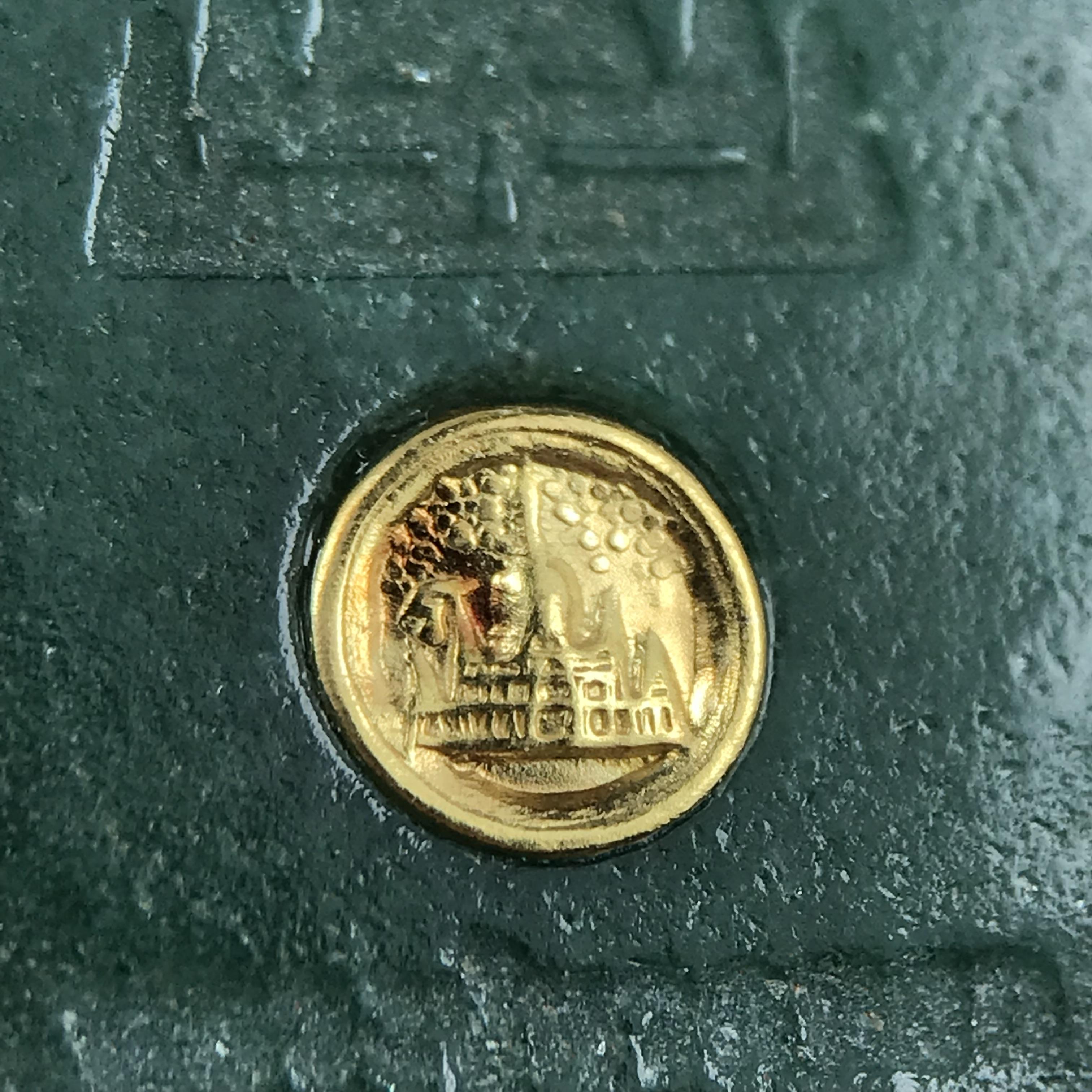 หลวงปู่ทวด วัดพะโคะ จ.สงขลา ปี 2543 เหรียญหยกรูปไข่(เลี่ยมทองคำ) ขนาด 2.2 x 2.5 ซม. ด้านหลังแผ่นโค๊ตทองคำ สร้างโดยสมาคมชาวเพชรบุรี “สมเด็จเจ้าพะโคะหลวงปู่ทวดเหยียบน้ำทะเลจืด” ครั้งแรกแห่งประวัติศาสตร์(สวยงามเป็นของล้ำค่าหายากมาก)สภาพสวยสมบูรณ์