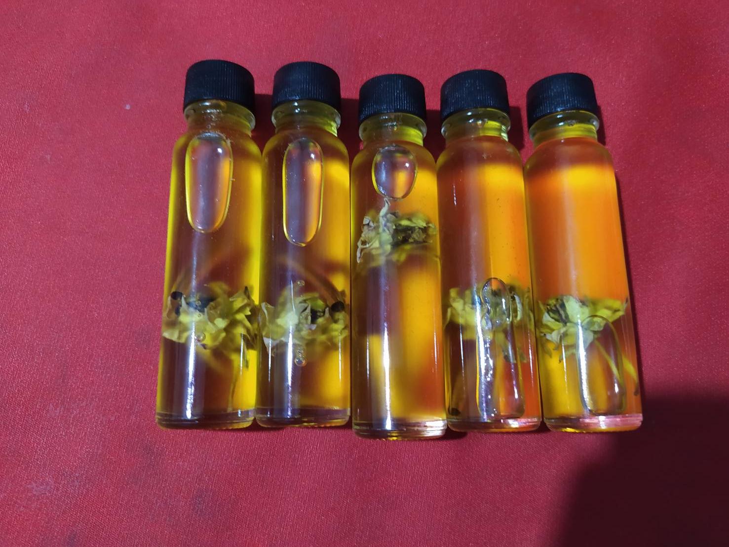 น้ำมันรักซ้อน มหาเสน่ห์ ใส่ตะกรุดนะมหานิยมให้ทุกขวด