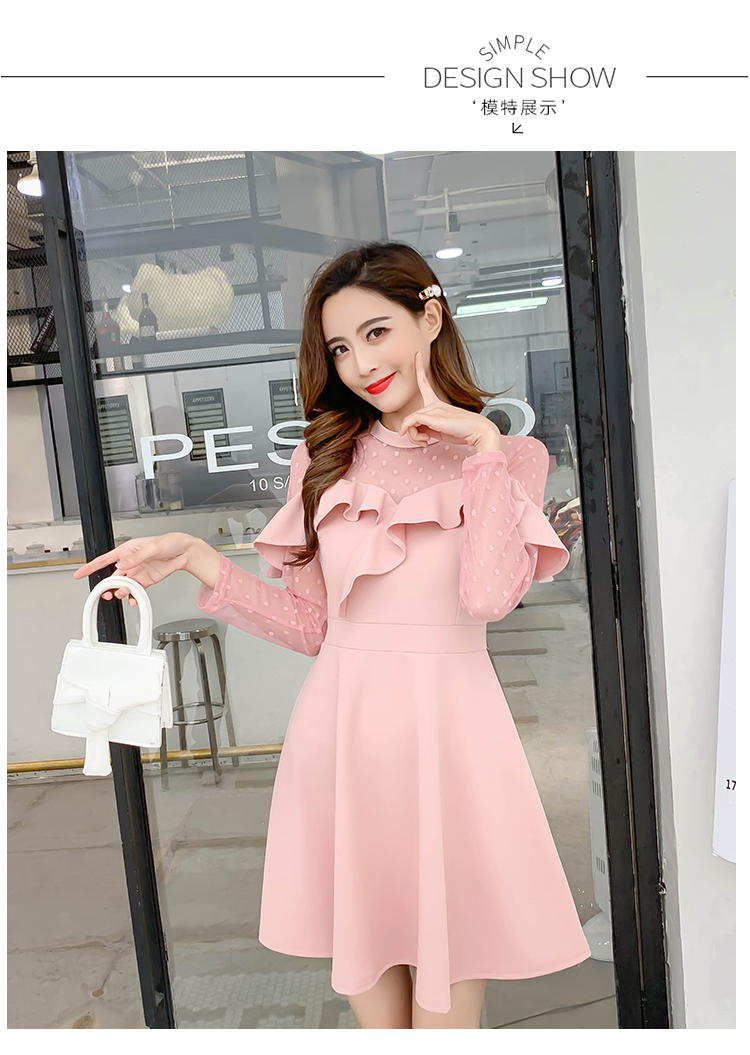ชุดเดรสสั้นผ้าโพลีเอสเตอร์กึ่งผ้ายืดสีชมพู คอกลม เสื้อส่วนบนแขนยาวผ้าโปร่ง ระบายด้านหน้า กระโปรงทรงเอ สวยหวานดูดี