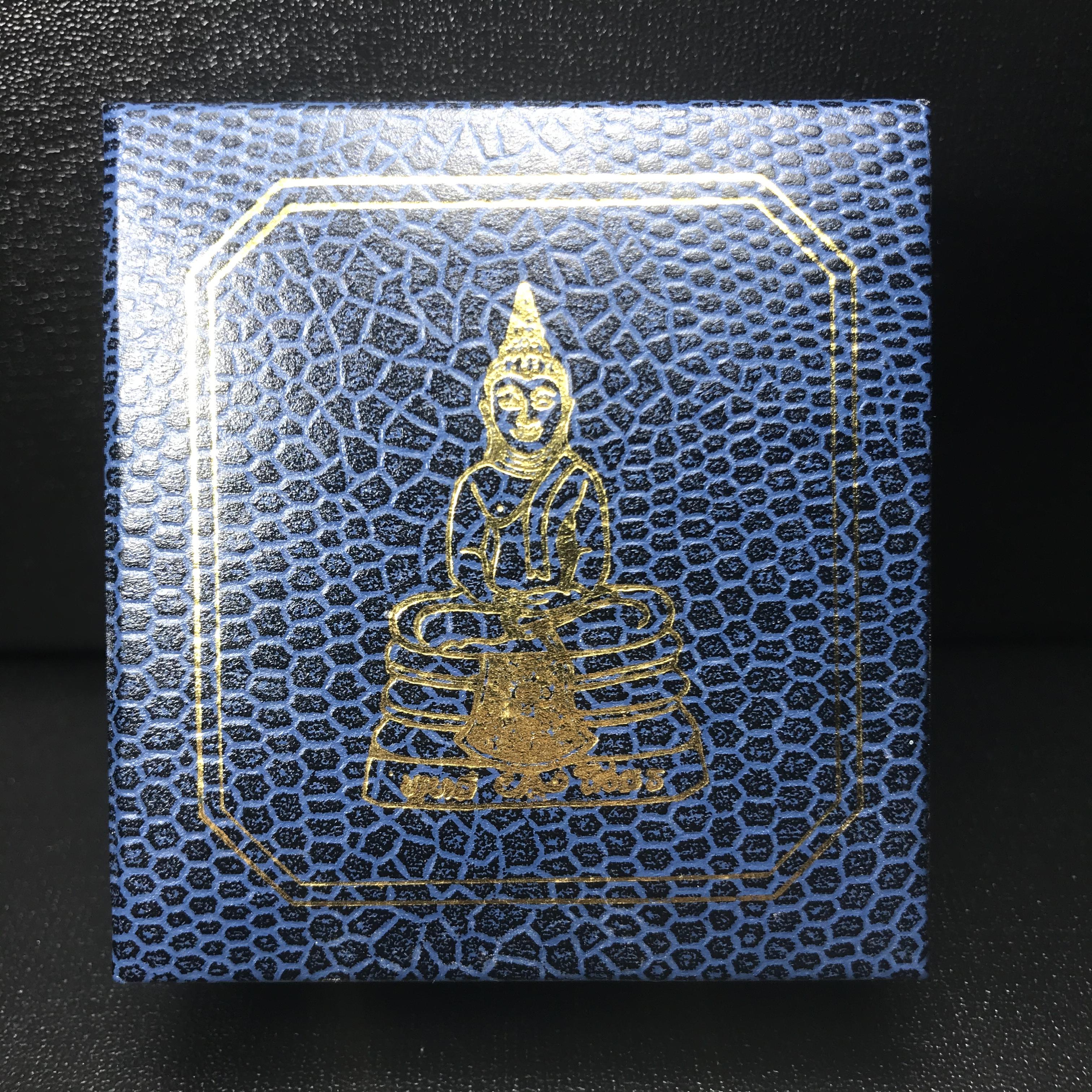 พระพุทธโสธร(หลวงพ่อโสธร) รุ่นสร้างอุโบสถ ปี2539 เนื้อเงิน พิมพ์แปดเหลี่ยม(หายาก) สภาพสวยผิวเดิมขึ้นน้ำทองสีรุ้งแบบนิยม กล่องบรรจุเดิมครบสมบูรณ์