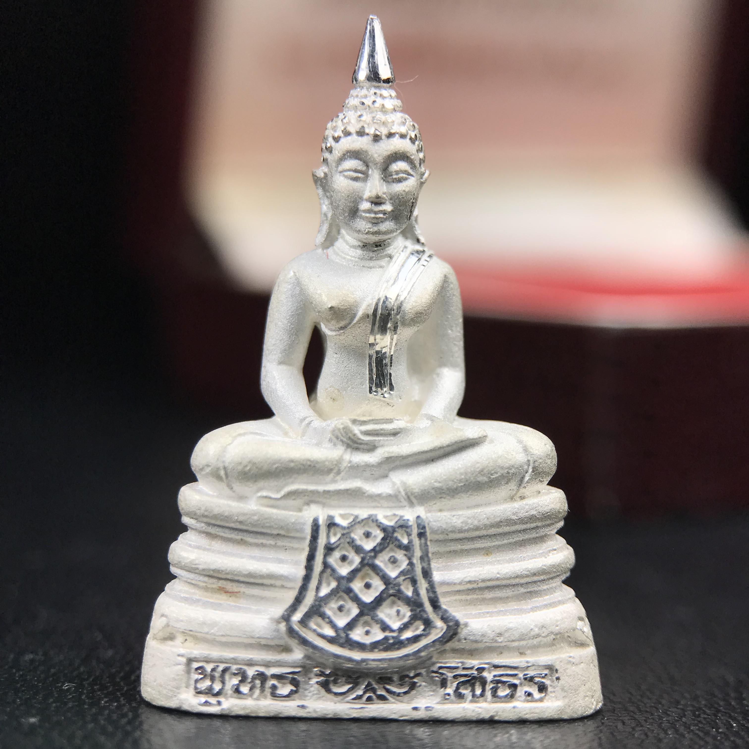 พระพุทธโสธร(หลวงพ่อโสธร) รุ่นสร้างอุโบสถ ปี2539 เนื้อเงินทรายนวลขัดเงาบางส่วน ลอยองค์พิมพ์ใหญ่ สภาพสวยกล่องบรรจุเดิมครบสมบูรณ์(งานแพรนด้า จิวเวลรี่)สวยงดงาม