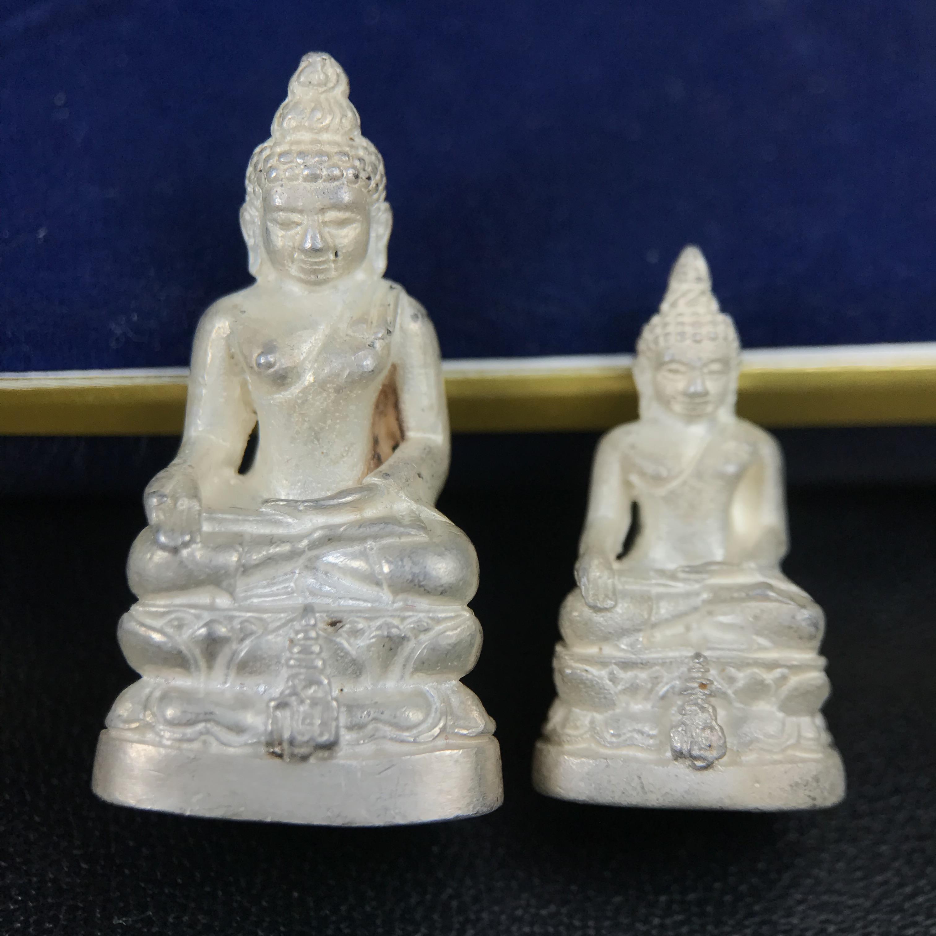 พระกริ่ง-พระชัยวัฒน์ ไพรีพินาศ ญสส.รุ่น นวฤทธิ์โภคทรัพย์ ปี 2544 อุดผงพุทธคุณ บรรจุมวลสารจิตรลดา และเส้นพระเกศาของสมเด็จพระญาณสังวร พระสังฆราชฯ พร้อมกล่องบรรจุเดิม เนื้อเงิน ก้นทองคำ(พิมพ์กรรมการ)ชุดหมายเลข ๒(1ใน 89 ชุด) หายากพบเจอน้อยมาก