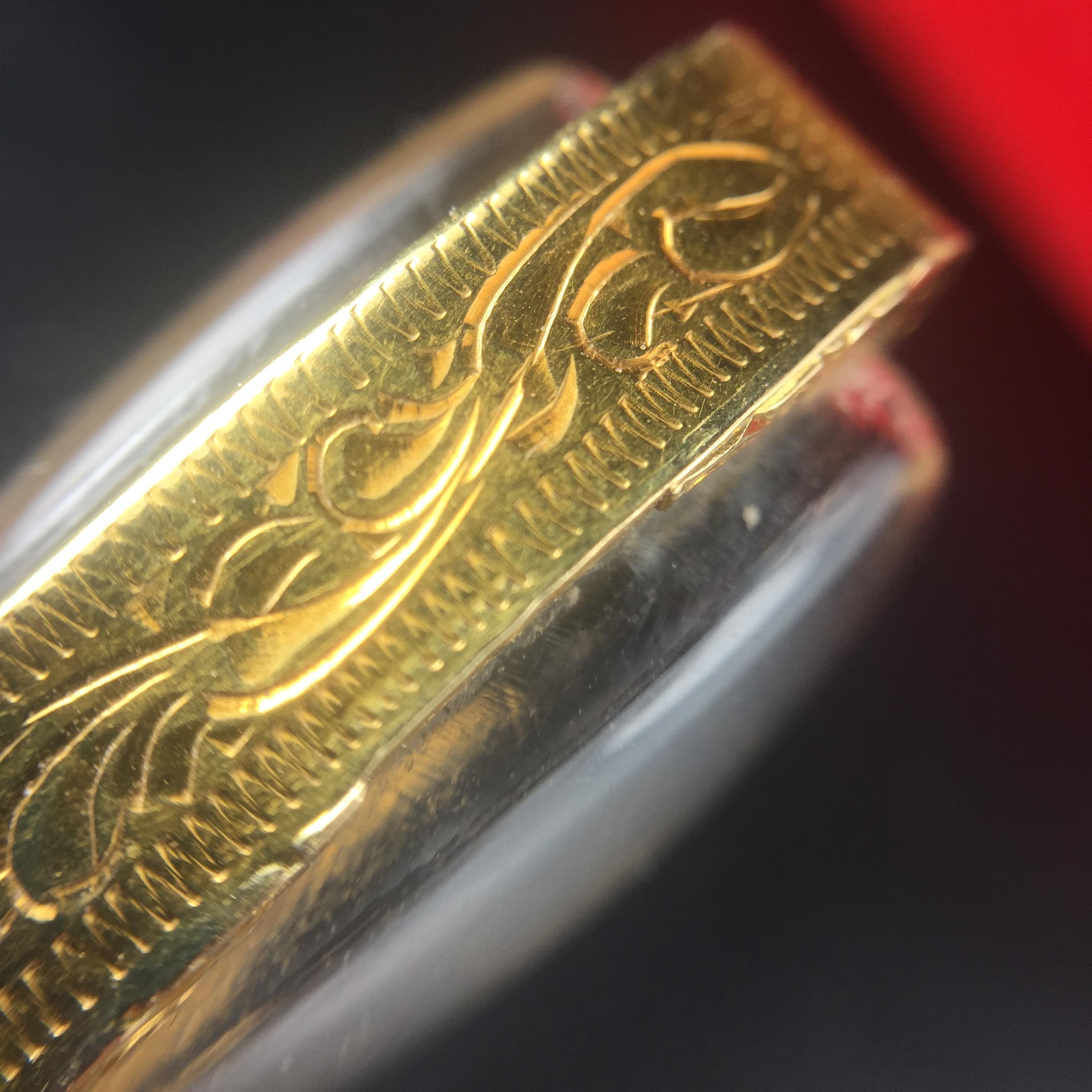 พระกริ่ง-พระชัยวัฒน์ ปวเรศ ปี2530 วัดบวรนิเวศราชวรวิหาร(องค์พระชัยวัฒน์เลี่ยมกรอบทองคำแท้)(ในหลวง ร.9 เสด็จเททอง)(บรรจุเส้นเกศาในหลวงรัชกาลที่9)พร้อมสูจิบัตรเดิมตอนจัดสร้าง(สภาพสวยครบสมบูรณ์) (องค์หน้าใหญ่)(องค์ทองทบ)แบบพิมพ์นิยมหายาก