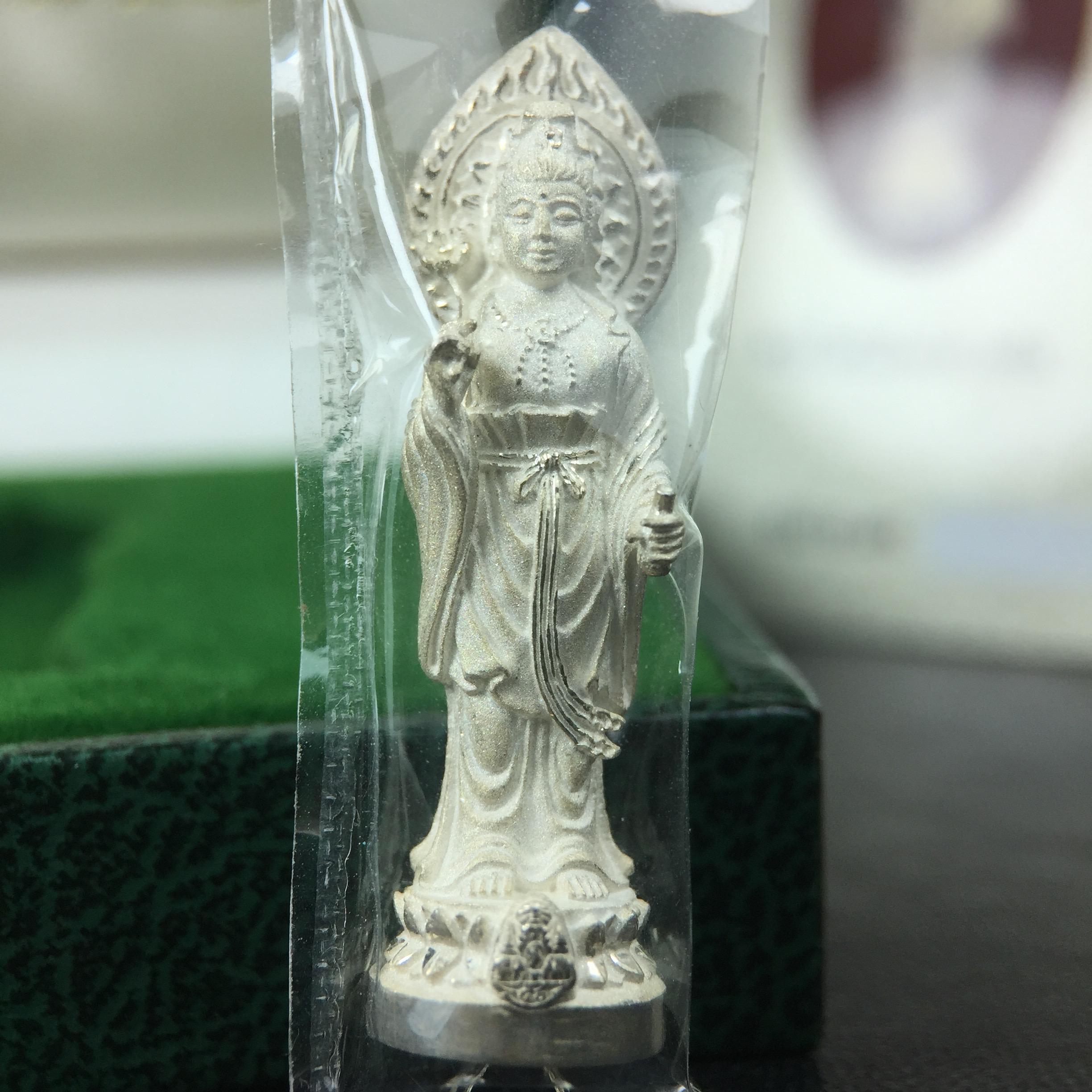 พระโพธิสัตว์อวโลกิเตศวร (เจ้าแม่กวนอิม) รุ่นฉลองปีกาญจนาภิเษก ปี 2540 เนื้อเงินบริสุทธิ์ 99.9%(นวลเงา) เทศบาลนครหาดใหญ่จัดสร้างถวายเฉลิมพระเกียรติพระบาทสมเด็จพระเจ้าอยู่หัวทรงครองสิริราชสมบัติครบ 50 ปี(สภาพซีนซองเดิมกล่องบรรจุการ์ดใบรับรองเดิมครบ)หายาก