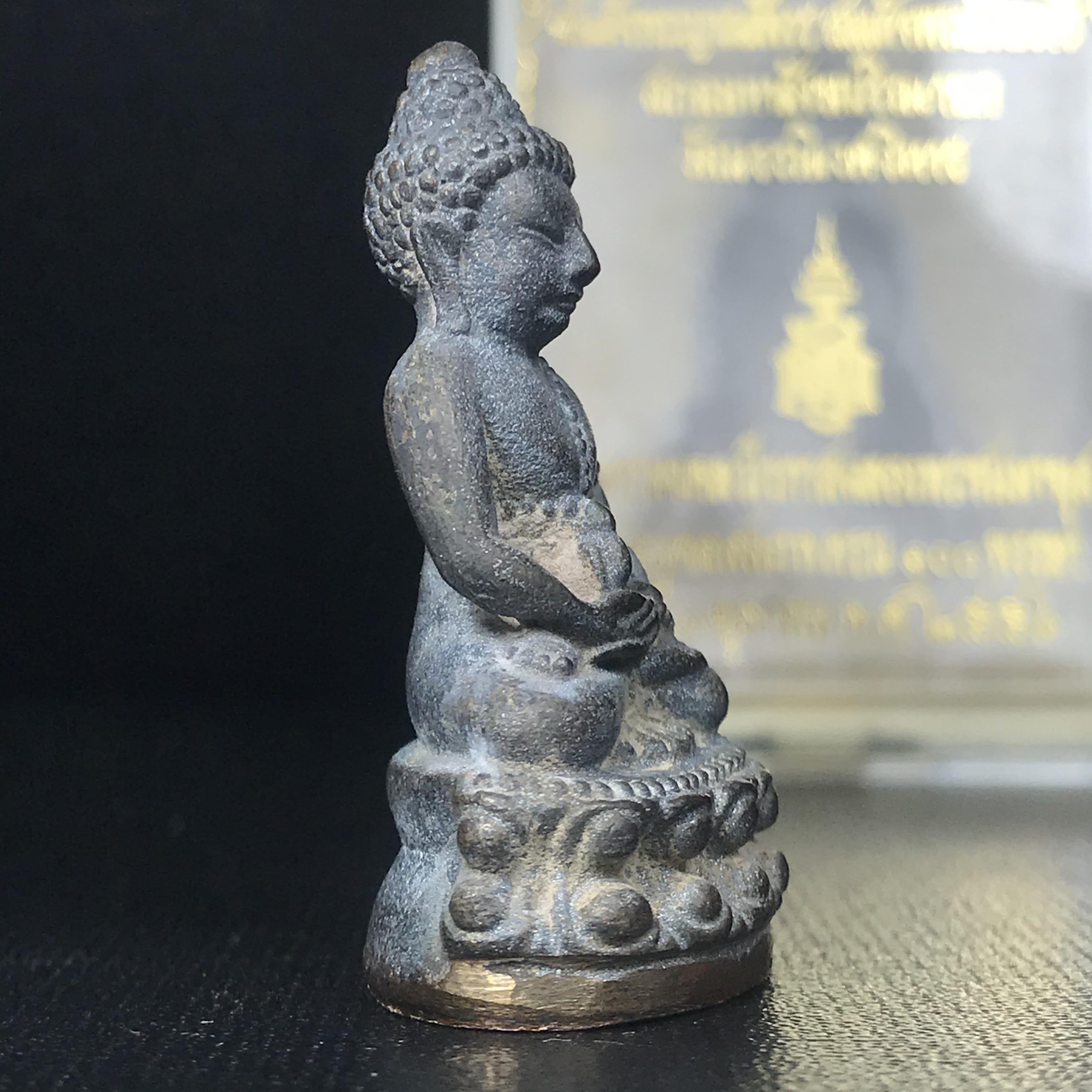 พระกริ่งชินบัญชรฉลองพระชันษา 100 ปี สมเด็จพระญาณสังวร วัดบวรนิเวศวิหาร ปี 2556 เนื้อนวโลหะผสมทองคำก้นทองแดง พิธีใหญ่ มวลสารเด่น นิยม(1 ใน 2556 องค์)