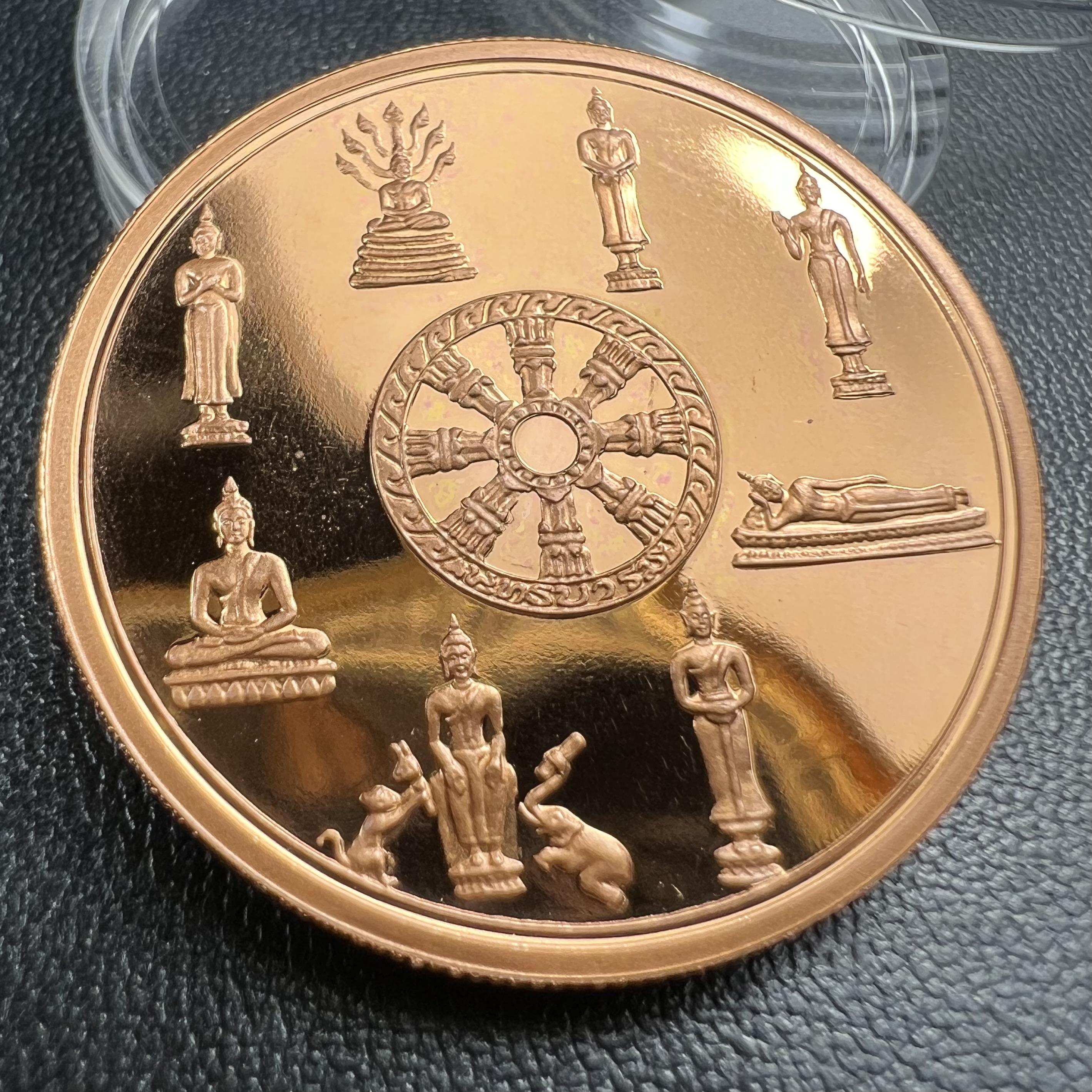 เหรียญพระแก้วมรกต พระพุทธชินราช พระพุทธโสธร รุ่นพุทธบารมี ปี 2540 เนื้อทองแดงขัดเงา พิธีพุทธาภิเษก 2 พิธี มหามงคล (พระพุทธคู่บ้านคู่เมือง รูปแบบเหรียญสวยงดงามมาก พิธีใหญ่ เป็นที่นิยม)