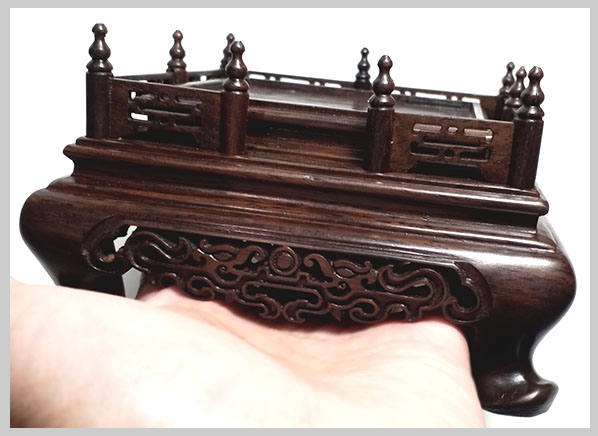 กี๋ ตั่งหรือฐานไม้ สี่เหลี่ยมมีซุ้มรั้ว หน้าท๊อป7.1cm ตัวละ