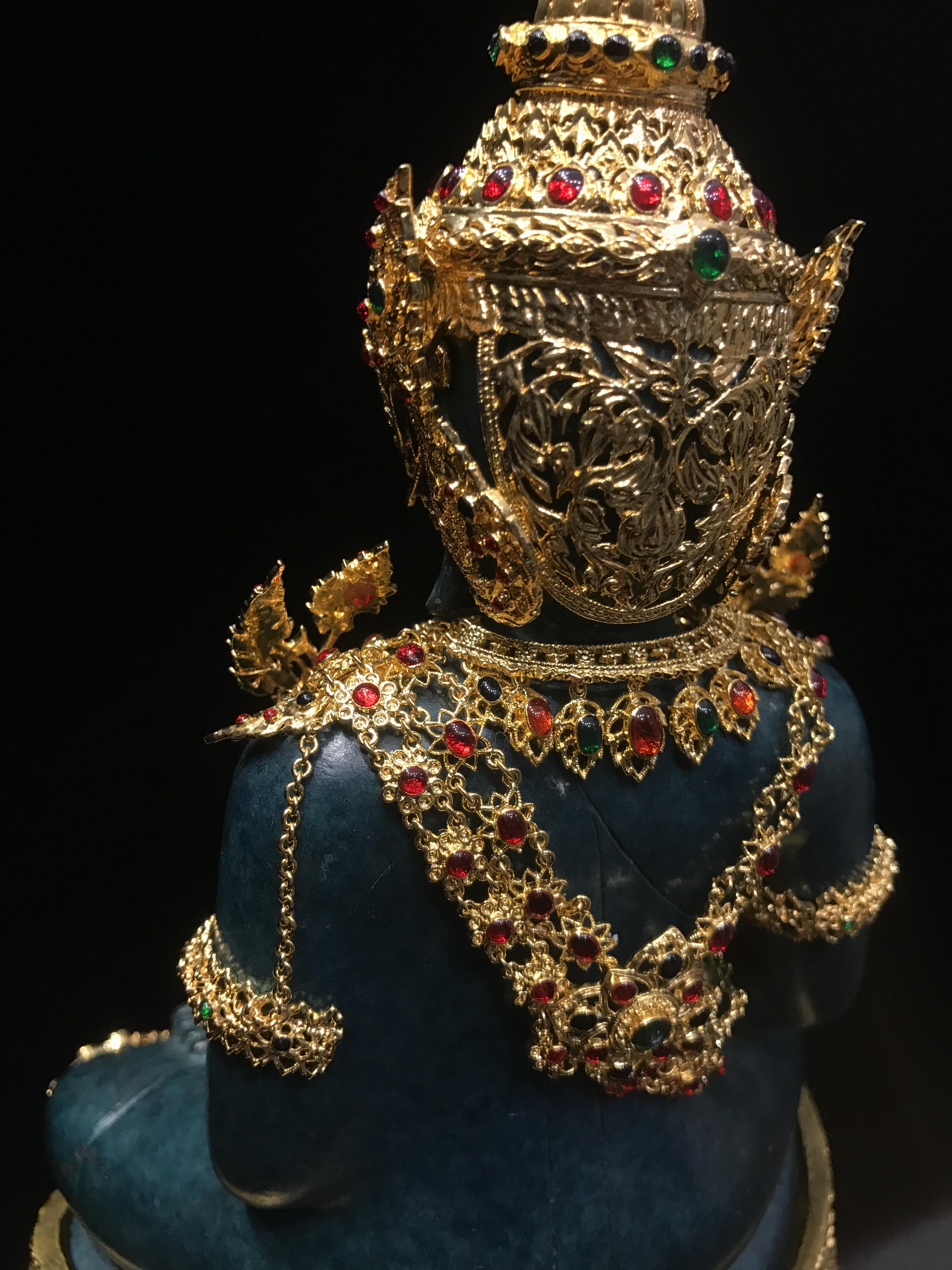 พระพุทธมหามณีรัตนปฏิมากร จำลอง (พระแก้วมรกต) ขนาดบูชาหน้าตัก 5 นิ้ว ตราสัญลักษณ์ ภ.ป.ร. รุ่นแรก ปี2547 เนื้อนวโลหะเคลือบสีเขียว(เครื่องทรงนวโลหะชุบทอง)