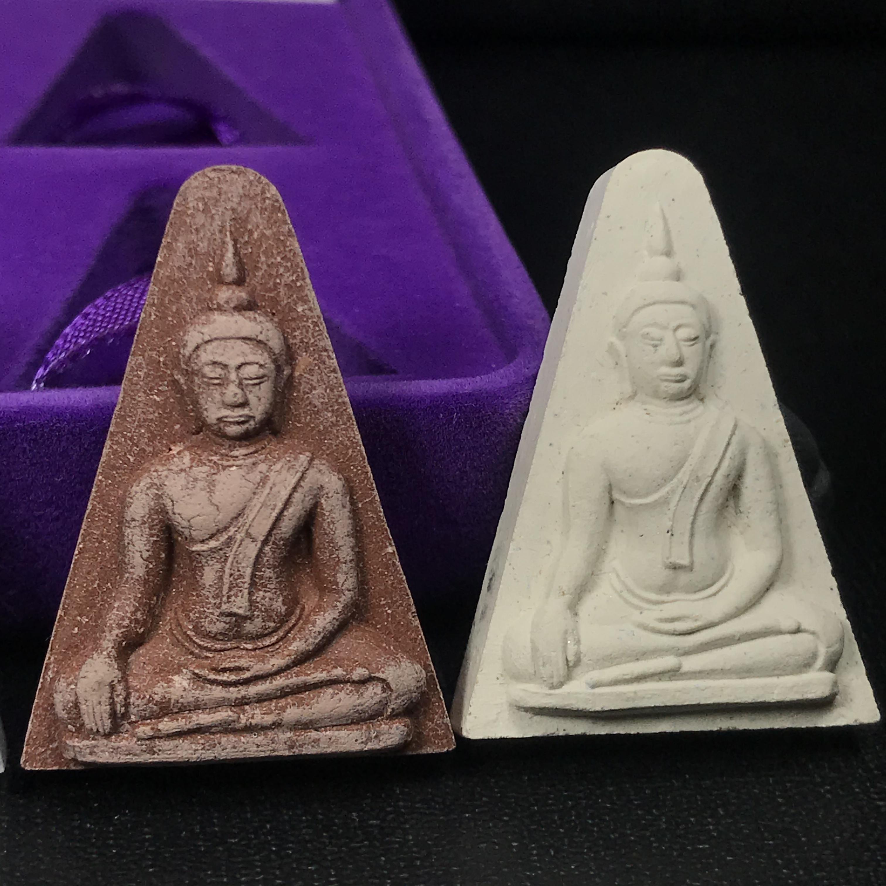 พระนางพญาเสน่ห์จันทร์ สธ. สร้างในวโรกาสทรงเจริญพระชนมายุ 50 พรรษา สมเด็จพระเทพฯ พ.ศ.2548 ชุดพิเศษ (1 ใน 5000 ชุด)หายาก