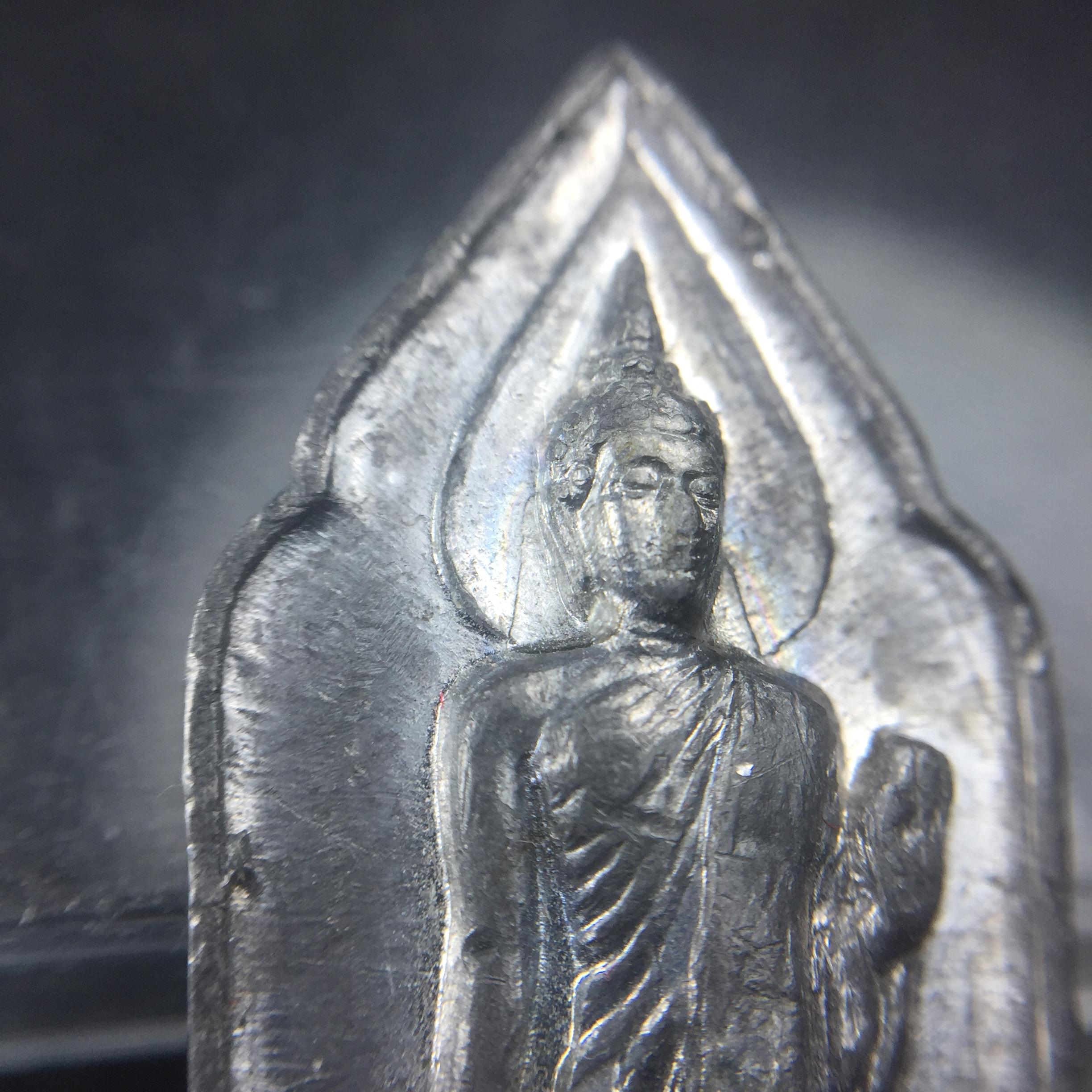 เหรียญพระลีลา 25 พุทธศตวรรษ ปี2500 เนื้อชินดีบุก(บล็อกนิยมมีเข็ม)(พระดี พิธีใหญ่ ในหลวง ร.9 เสด็จร่วมพิธี)