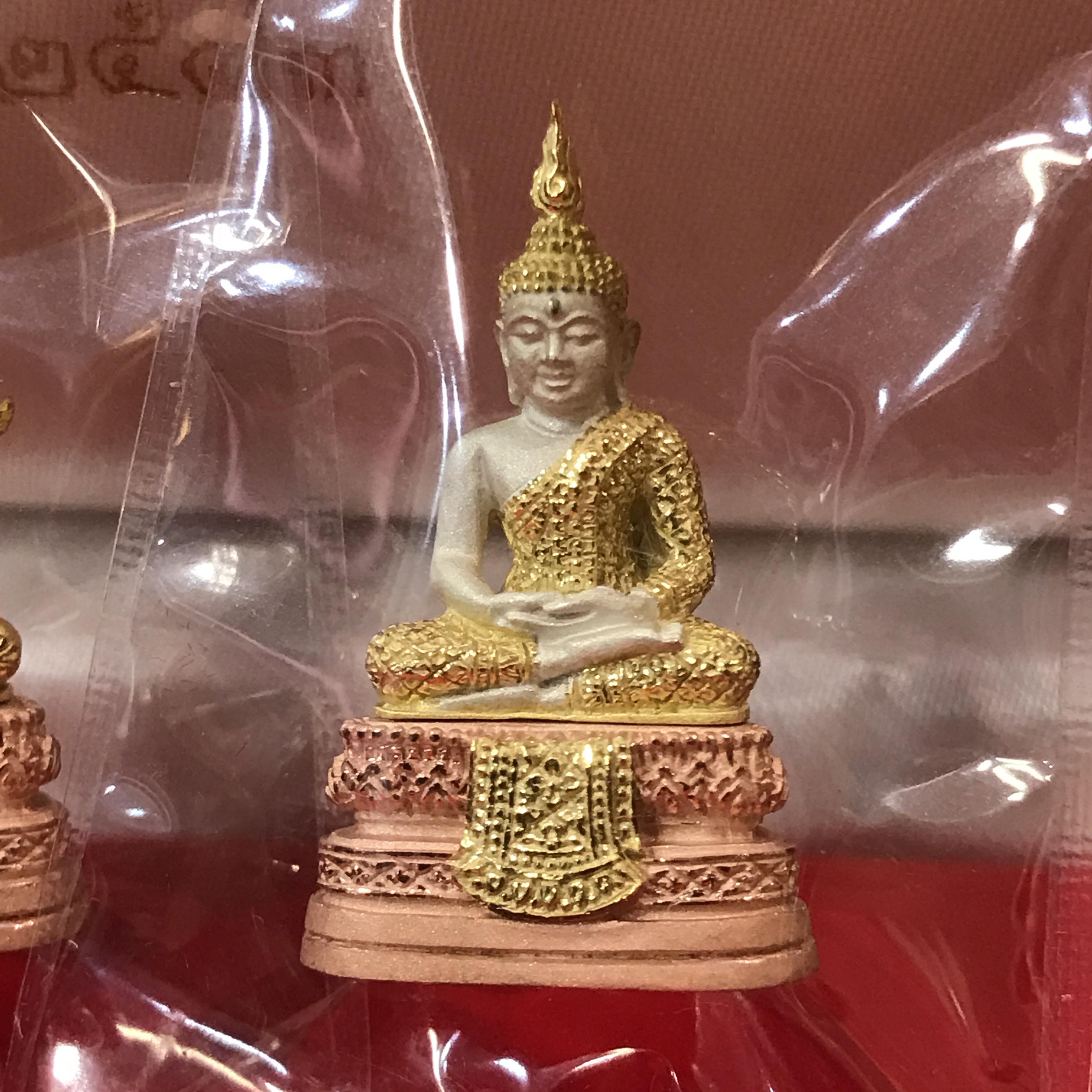 ชุดพระพุทธมหามณีรัตนปฎิมากร(พระแก้วมรกต)รุ่น เฉลิมพระเกียรติ วัดพระศรีรัตนศาสดาราม(วัดพระแก้ว) ปี2543 เนื้อเงินสามกษัตริย์พิมพ์ใหญ่ลอยองค์ชุด 3ฤดู สภาพสวยซีนเดิมกล่องครบ