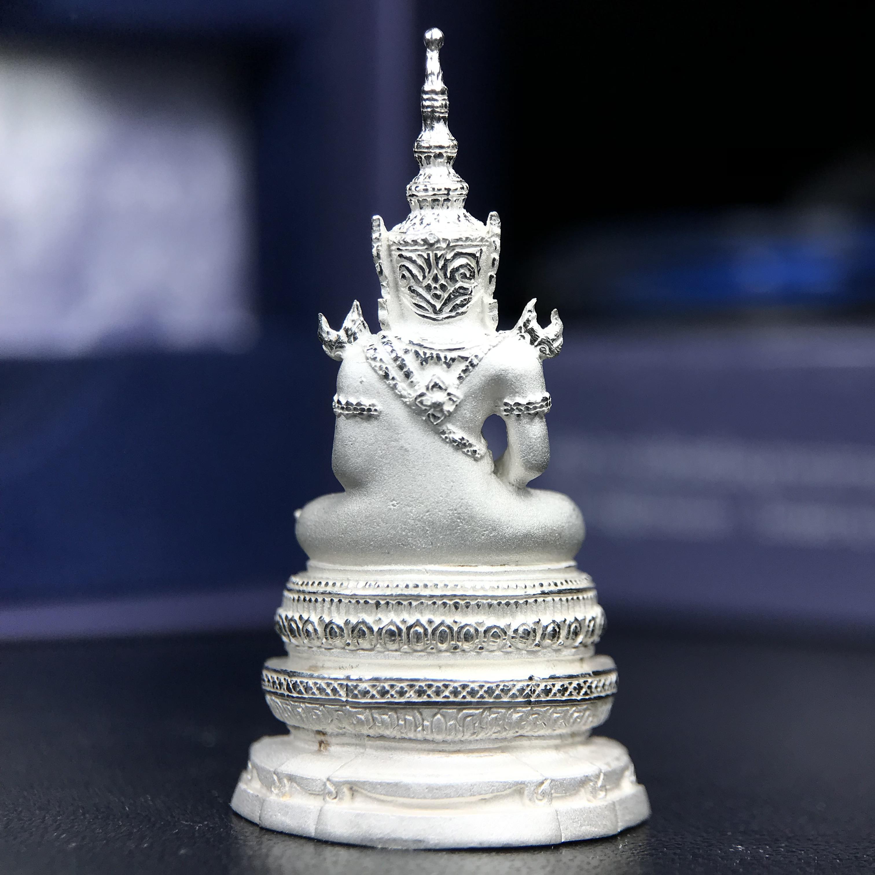 พระแก้วมรกต ภปร. ปี 2547 จัดสร้างโดยโรงพยาบาลภูมิพลอดุลยเดช เนื้อเงิน ลอยองค์ หน้าตัก 1/2 นิ้ว พิธีมหามังคาภิเษก ณ พระอุโบสถวัดพระศรีรัตนศาสดาราม(วัดพระแก้ว) งดงามทรงคุณค่าอีกหนึ่งรุ่นยอดนิยม หายาก(เลขสวยผมรวมได้เก้า หมายเลข ๑๐๘๙)(1ใน3000องค์)