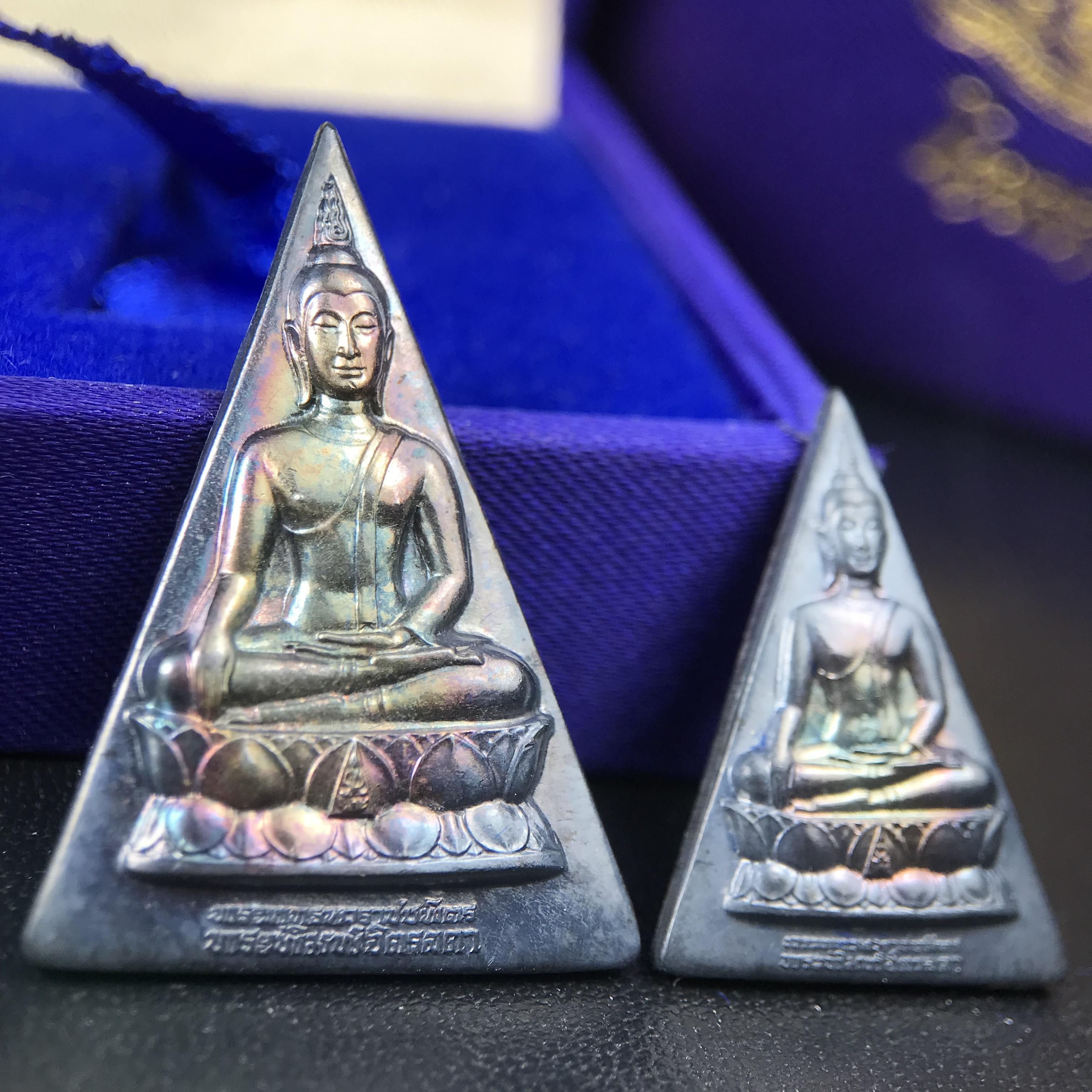 พระพุทธนวราชบพิตร พระพิมพ์จิตรลดา โครงการหลวง ปี2539 (พิมพ์ใหญ่+พิมพ์เล็ก) เนื้อเงินผิวเดิมขึ้นสีรุ่ง สวย แบบนิยมพร้อมกล่องบรรจุเดิม พิธีใหญ่ ปลุกเสกวัดพระแก้ว(1ชุด 2 องค์)